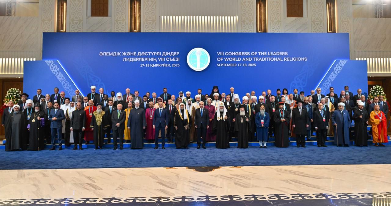 بصفةِ ضيفِ شرفٍ للنسخة الثامنة، معالي الأمين العام لرابطة العالم الإسلامي يشاركُ فخامةَ رئيس كازاخستان حفلَ افتتاح مؤتمر قادة الأديان  أسْتانا: حلَّ معالي الأمين العام لرابطة العالم الإسلامي، رئيس هيئة علماء المسلمين، فضيلة الشيخ الدكتور محمد بن عبدالكريم العيسى، "ضيفَ شرفٍ" على المؤتمر الثامن لقادة الأديان المنعقد في جمهورية كازاخستان. وألقى فضيلتُه كلمة تطرّقَ فيها إلى التحوّلات الدولية المقلقة التي تفاقمت فيها كثير من المآسي والتحدّيات، وطالت نظامَنا العالمي وهدّدت تماسكَ شرعيته الدولية، مشدِّدًا في هذا