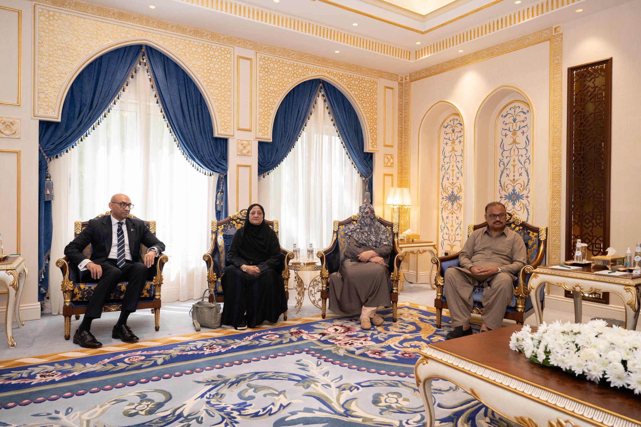 جناب دبیرکل  سازمان همبستگی جهان اسلام ورئیس انجمن علمای مسلمان، اقاي دكتر شیخ محمد العیسی هیاتی بلند پایه پارلمانی را که نماینده احزاب مختلف در «مجلس ملی پاکستان»(پارلمان) بود، به حضور پذیرفت. این دیدار با حضور سفیر جمهوری اسلامی پاکستان در عربستان سعودى