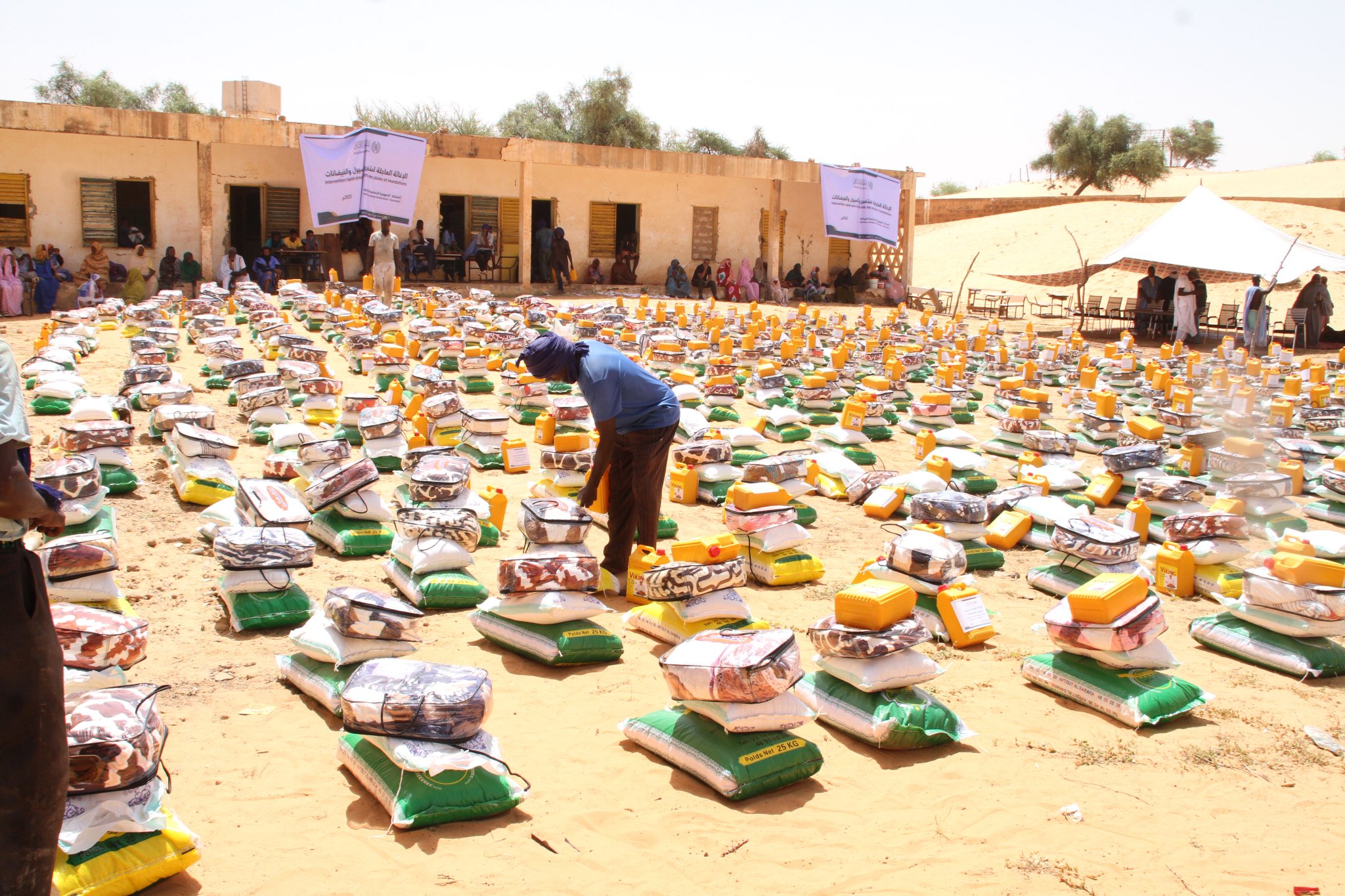 The Muslim World League has implemented a food basket distribution program across Mauritania, in coordination with the relevant authorities. The initiative aims to alleviate the severe humanitarian impact caused by recent floods and torrential rains