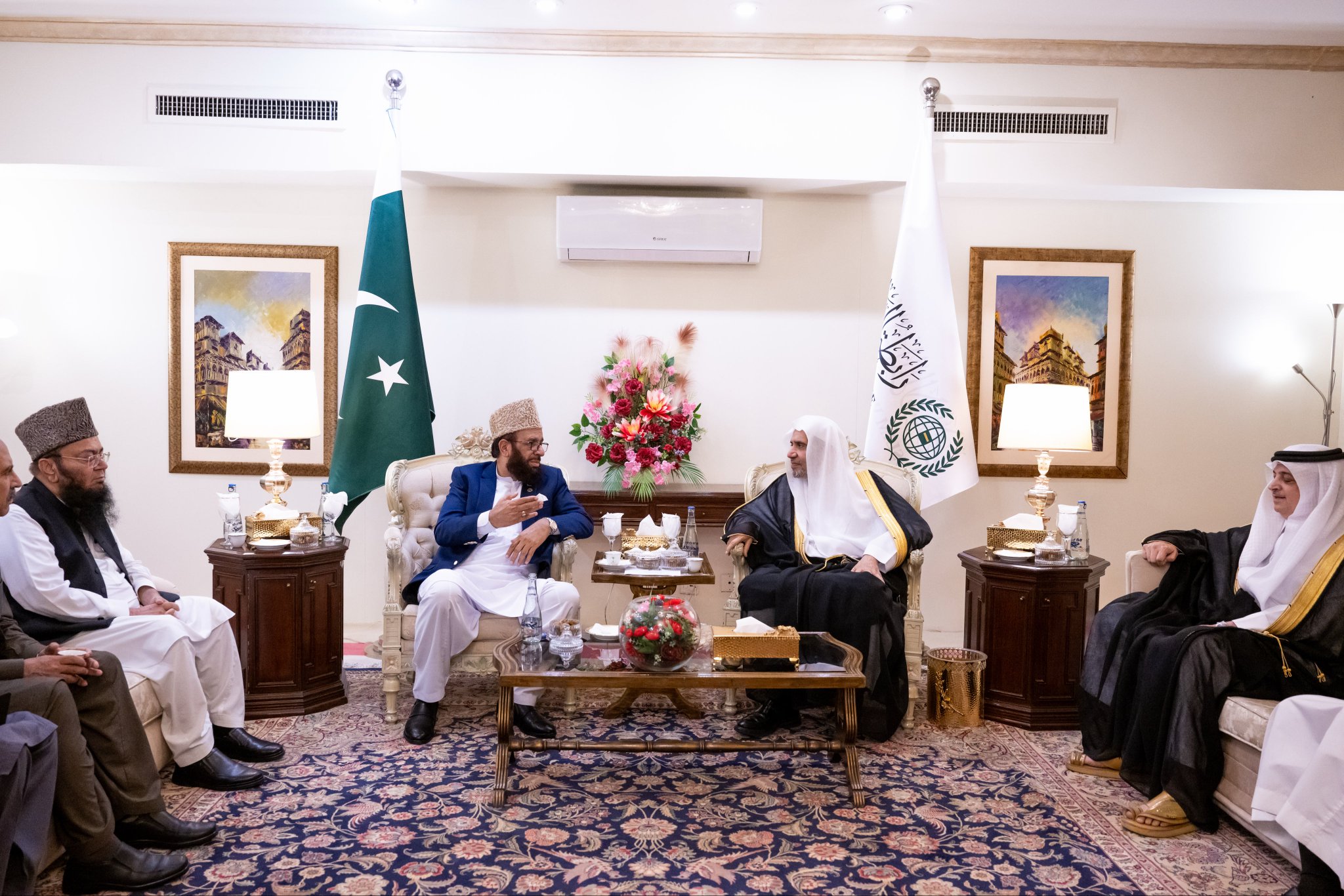 Yang Mulia Sekretaris Jenderal LMD, Ketua Organisasi Ulama Muslim, Syekh Dr. Mohammed Alissa , menerima kunjungan Yang Mulia Mantan Menteri Federal Urusan Agama dan Kerukunan Antar Umat Beragama, Tuan Sardar Muhammad Yousuf.