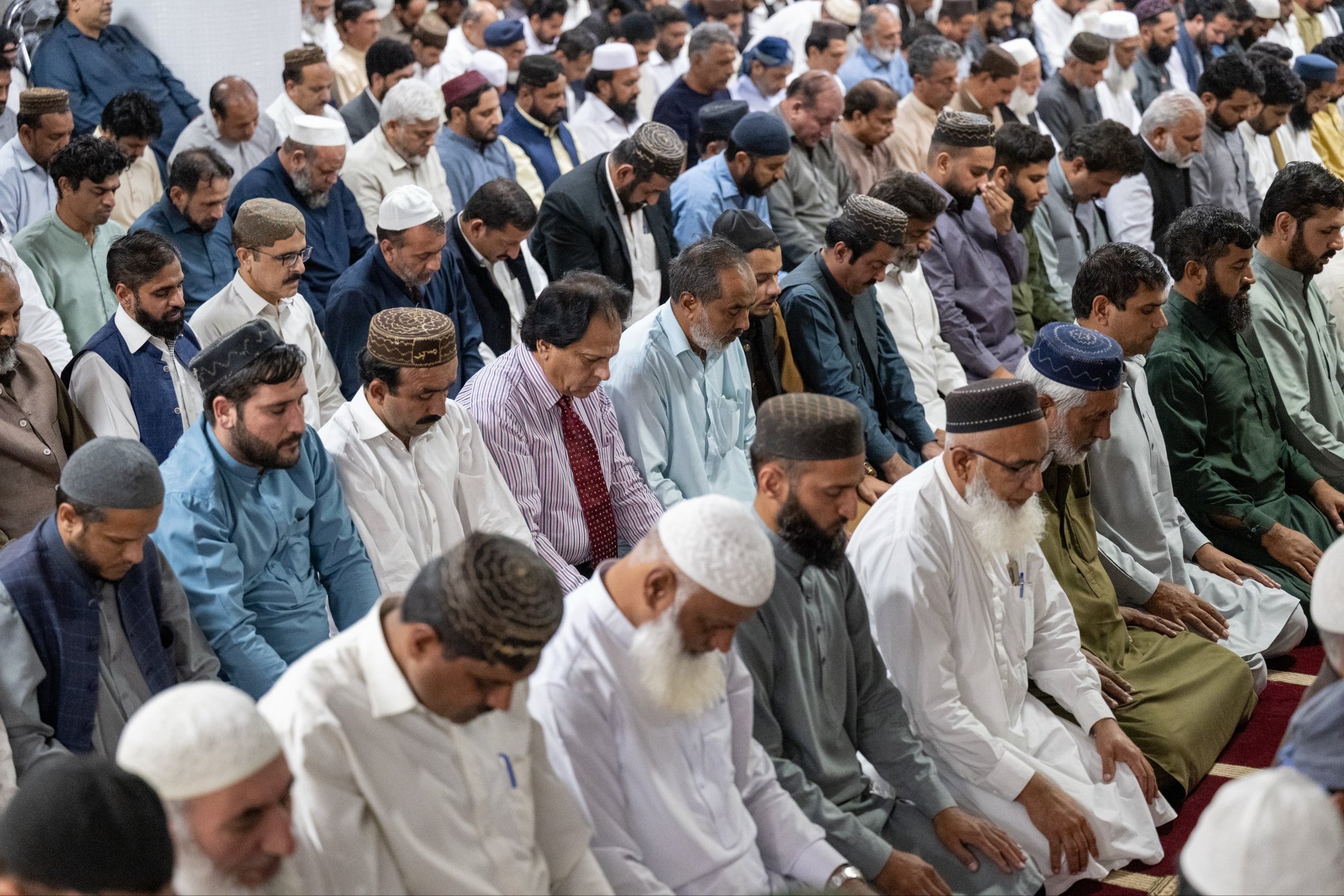 ‏معالي الأمين العام، رئيس هيئة علماء المسلمين، فضيلة الشيخ د.⁧‫محمد العيسى‬⁩ ⁦‬⁩، يخطُب الجمعةَ من على منبر جامع: "البرلمان"، و"مجلس الشيوخ"، بحضور الأعضاء، وحُكَّام بعض الولايات وعددٍ من الوزراءِ، وجمعٍ من المصلين
