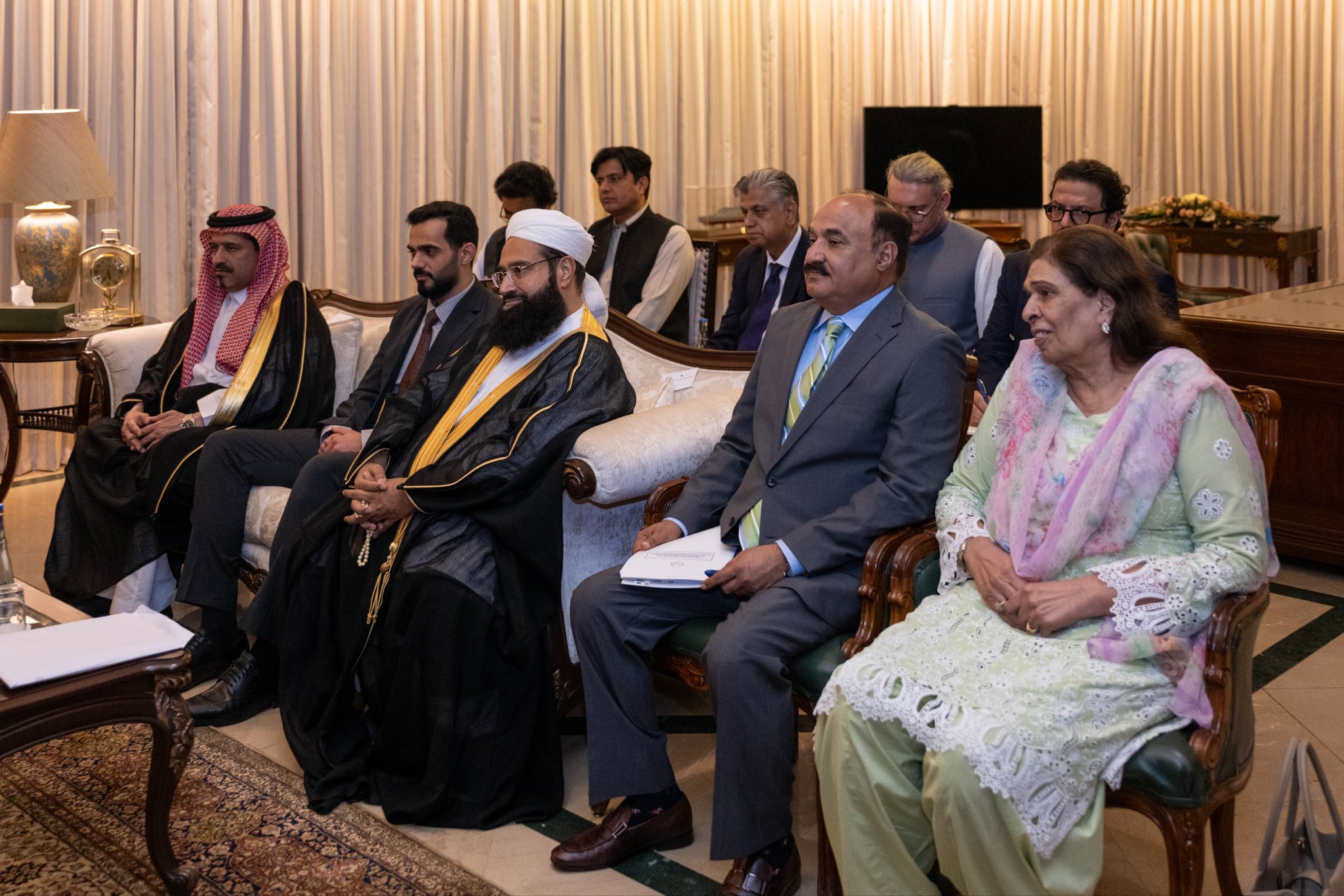استقبل فخامةُ رئيس جمهورية باكستان الإسلامية، السيد آصف علي زرداري، في القصر الرئاسي بالعاصمة "إسلام آباد" معالي الأمين العام، رئيس هيئة علماء المسلمين، فضيلة الشيخ د.⁧‫محمد العيسى