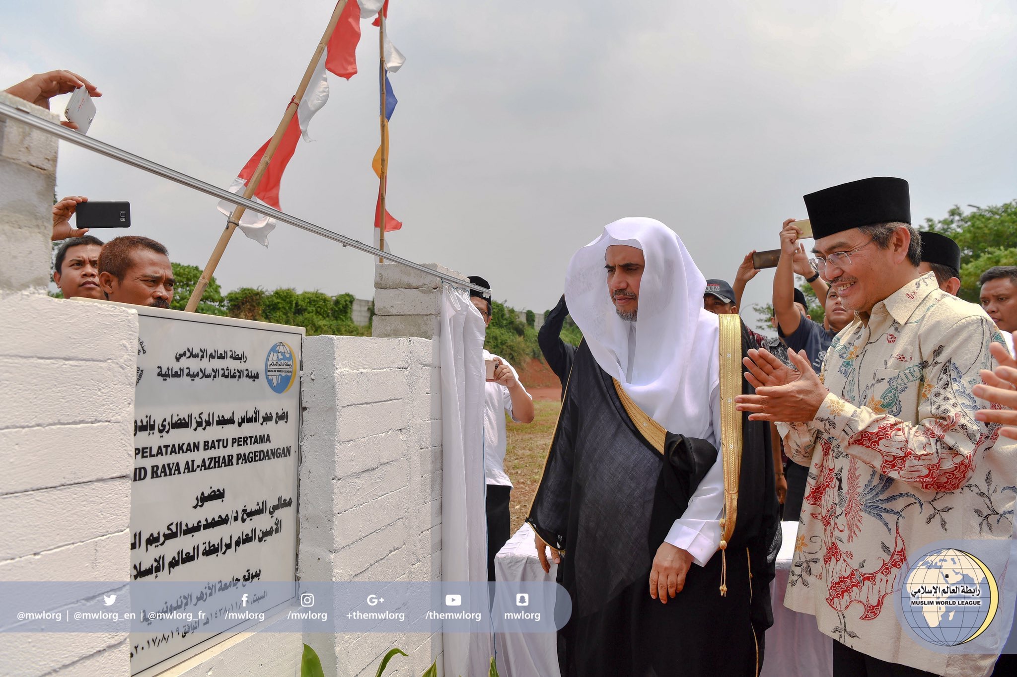 ‏معالي الأمين العام واضعاً حجر أساس المركز الحضاري ومسجده الجامع في إندونيسيا بحضور عدد من كبار الشخصيات، في نقلةٍ نوعية نحو التواصل الدولي