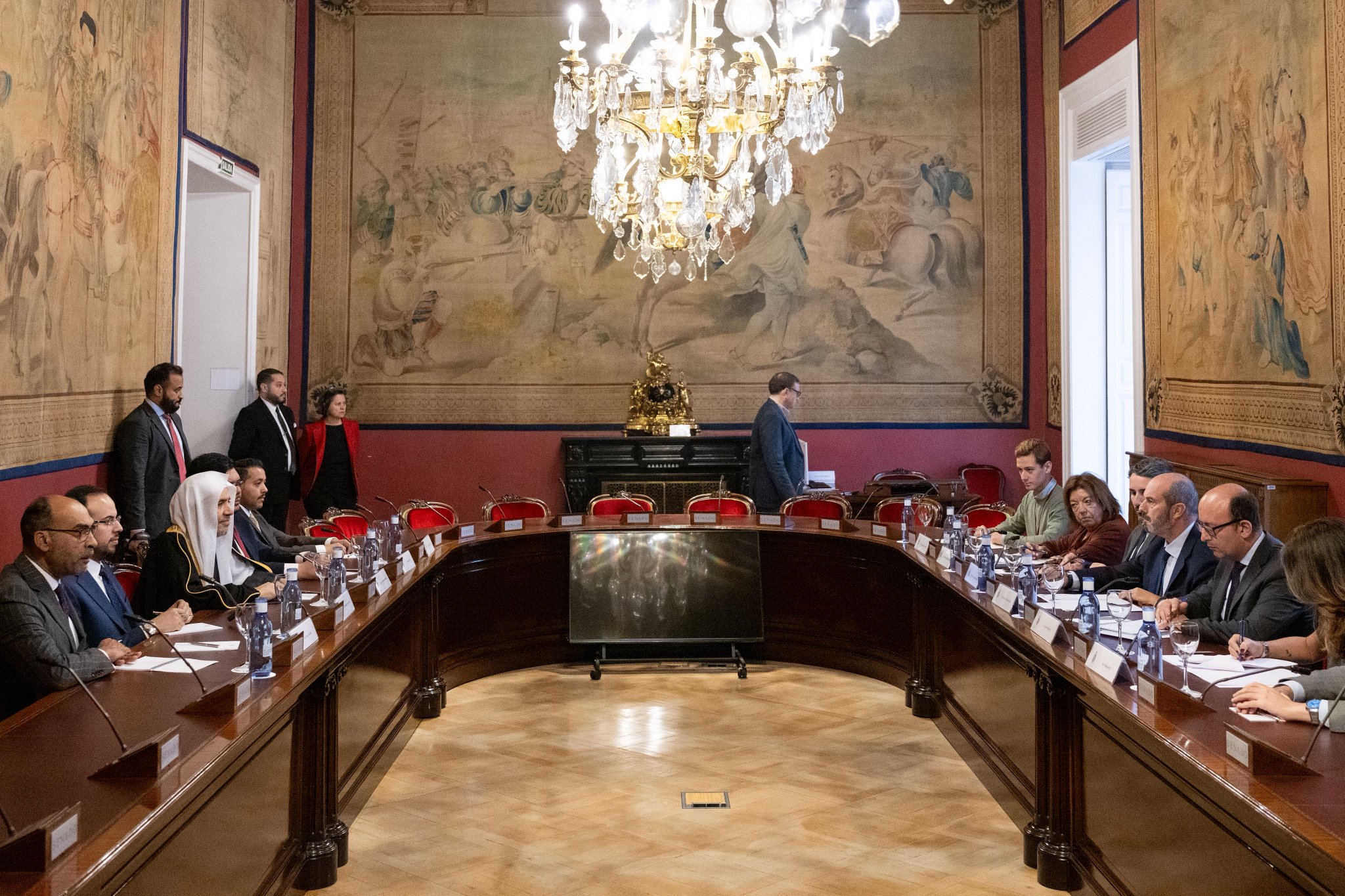   جناب دبیرکل، رئیس انجمن علمای مسلمان، اقاي دکتر شيخ محمد العیسی ، در مقر مجلس سنای اسپانیا در پایتخت «مادرید»، با جناب رئیس آن، آقای پیدرو رویان دیدار کرد