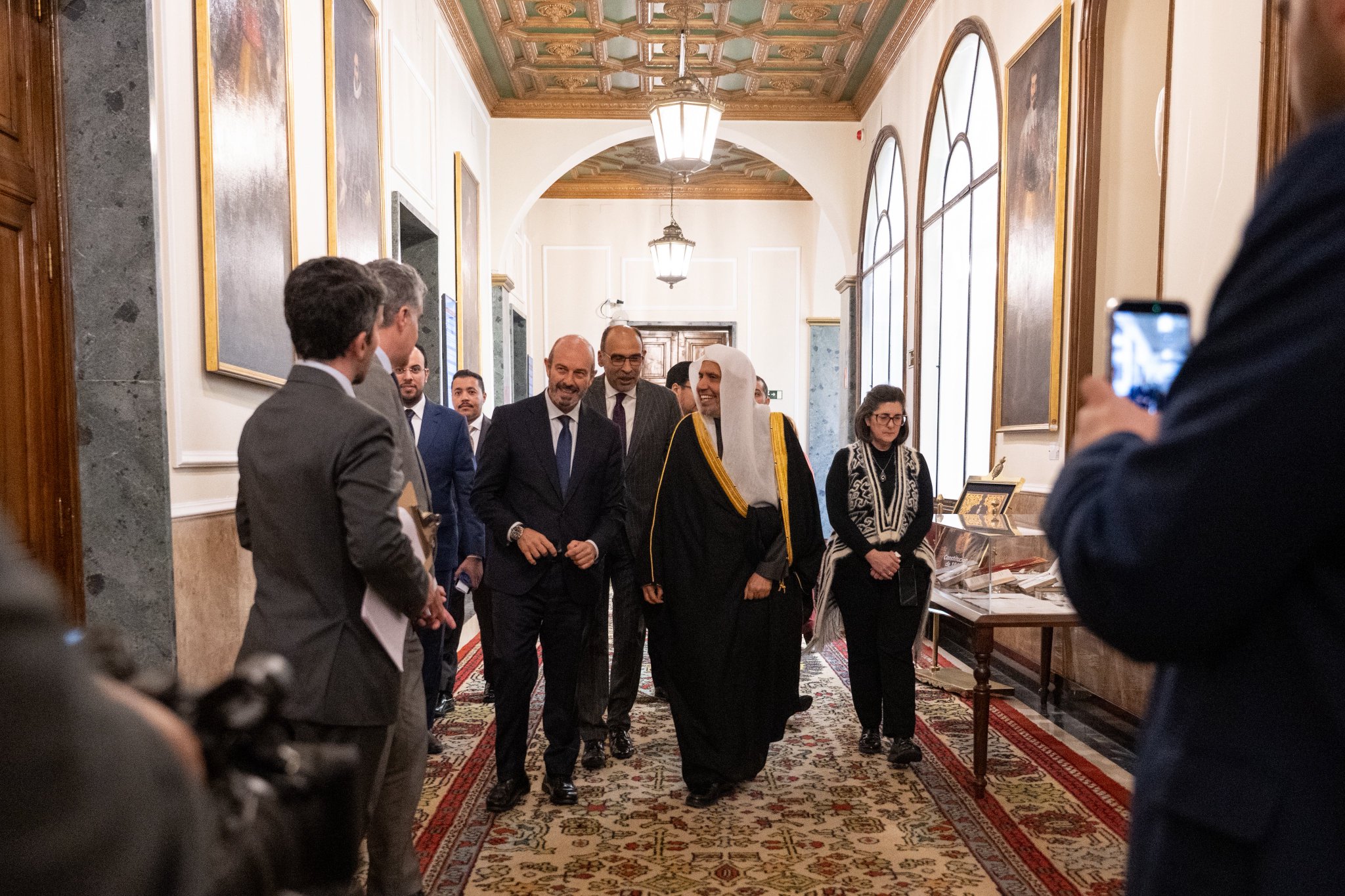 التقى معالي الأمين العام، رئيس هيئة علماء المسلمين، الشيخ د.⁧‫محمد العيسى‬⁩ ⁦‪‬⁩، في مقرّ مجلس الشيوخ الإسباني بالعاصمة مدريد، معالي رئيسه السيد بيدرو رويان