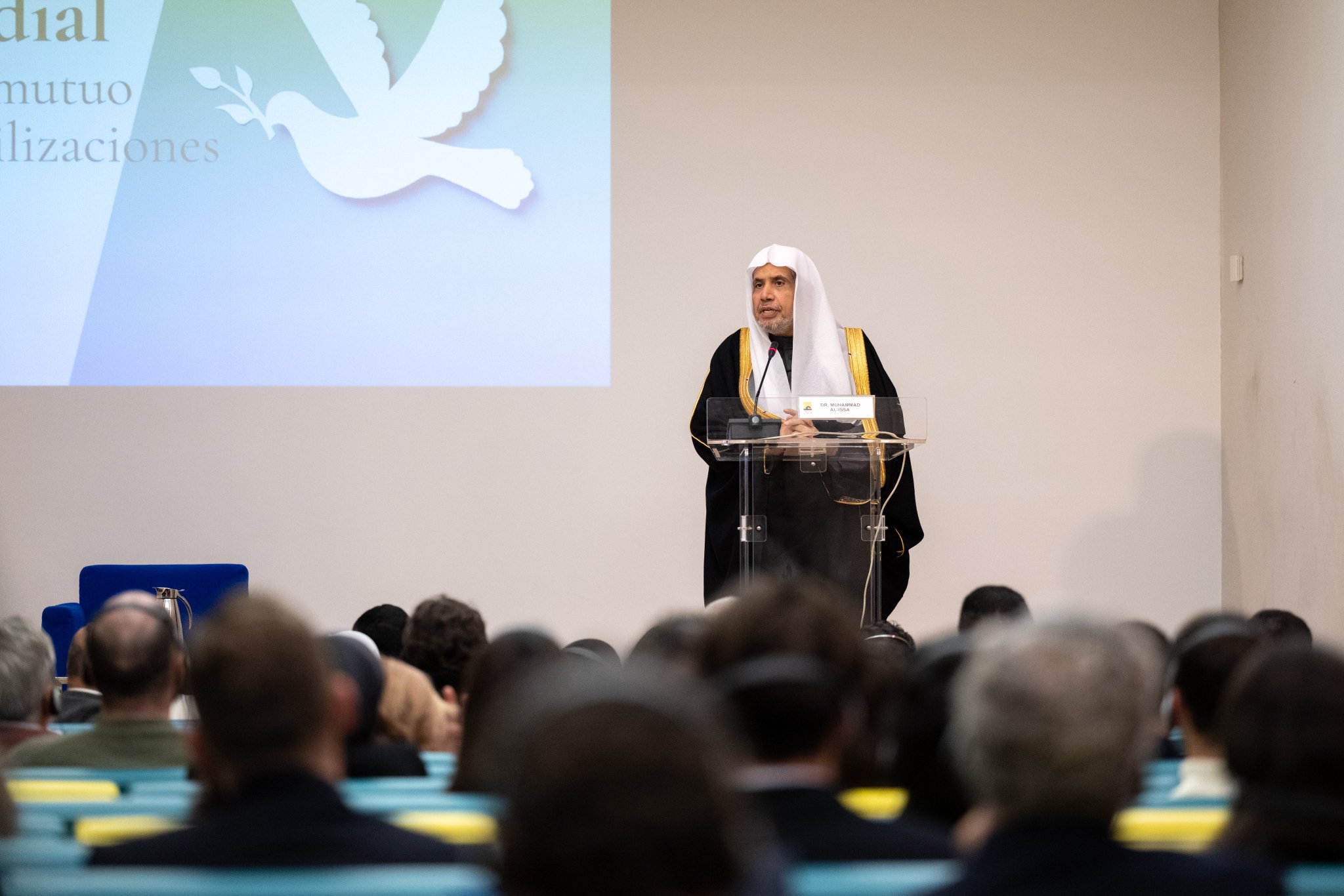 في مدريد، استضاف البيت العربي (أحد كبرى مراكز الدراسات الأوروبية)، التابع لوزارة الخارجية الإسبانية، معاليَ الأمين العام، رئيس هيئة علماء المسلمين، الشيخ د.⁧‫محمد العيسى‬⁩ ⁦‪‬⁩، حيث استقبله رئيس البيت، السيد ميقيل مورو