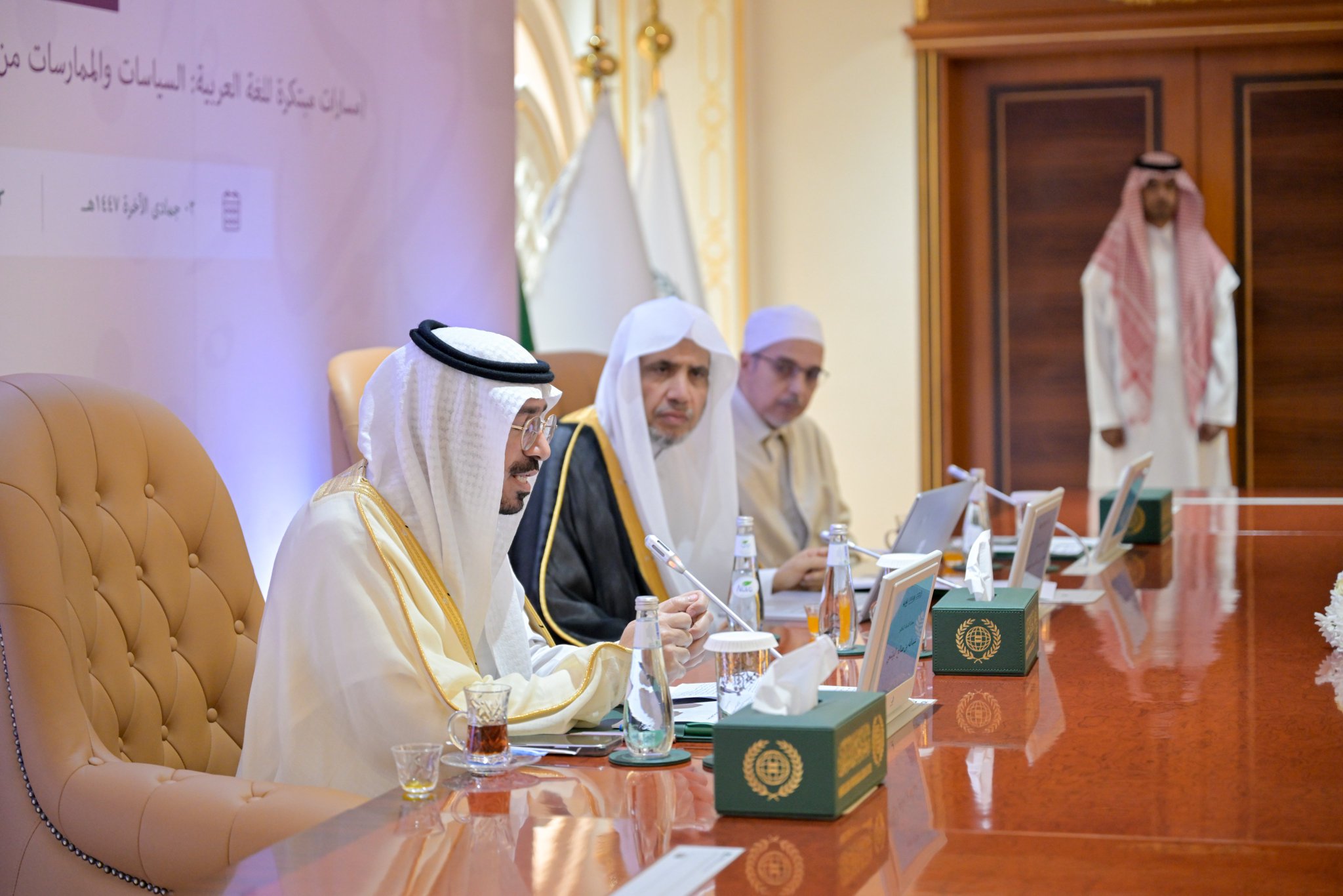 ‏يترجِمُ هذا التنظيم الأدوارَ الكبيرةَ التي تضطلع بها الرابطة في نشر اللغة العربية وتعليمها، بالنظر إلى رمزيّتها ومكانتها الرفيعة في وجدان الشعوب الإسلامية، باعتبارها لسان الوحي، وصوت الحضارة الإسلامية، ومحورًا مهماً في الهُوية.