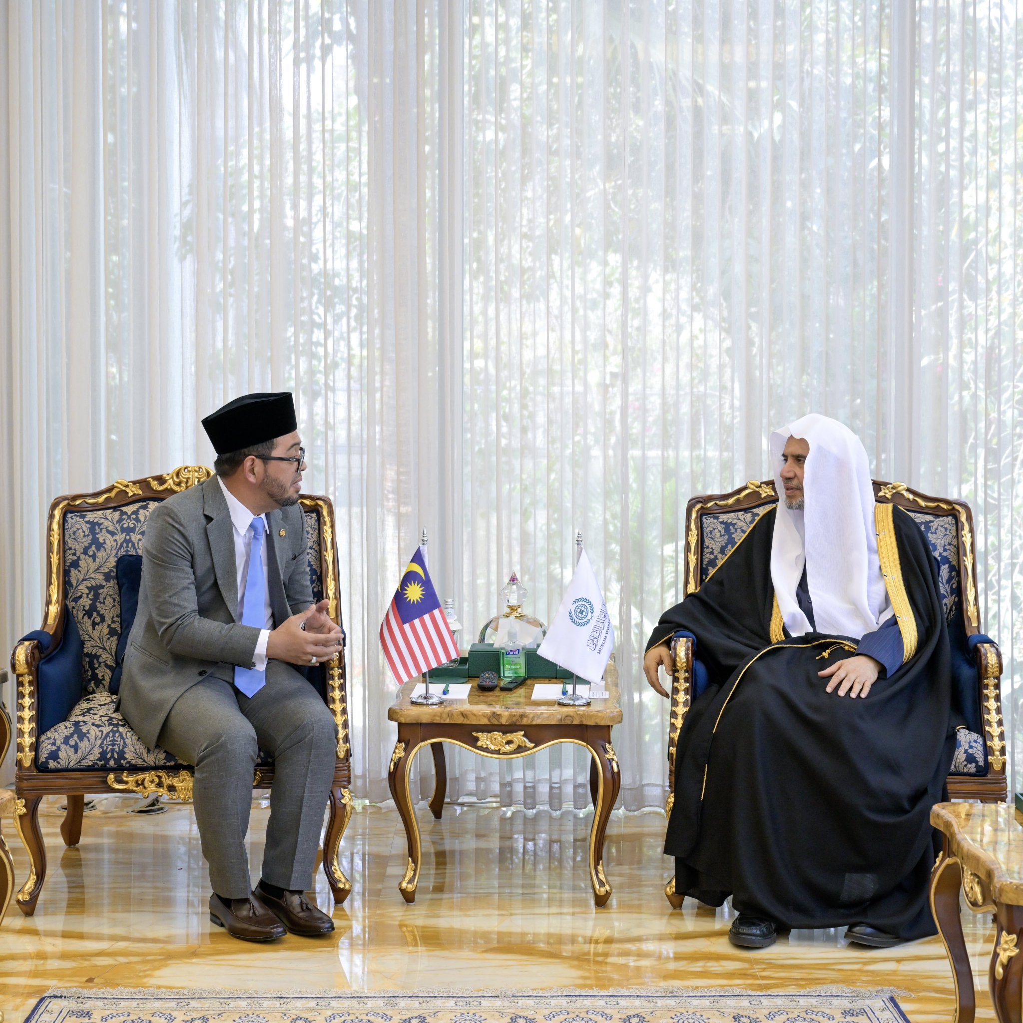 سیکرٹری جنرل، عزت مآب شیخ ڈاکٹر محمد العیسی نے آج دوپہر ملائیشیا کے وزیر برائے مذہبی امور ڈاکٹر ذو الکفل بن حسن کا استقبال کیا؛ سعودی عرب میں ملائیشیا کے سفیر بھی ہمراہ تھے