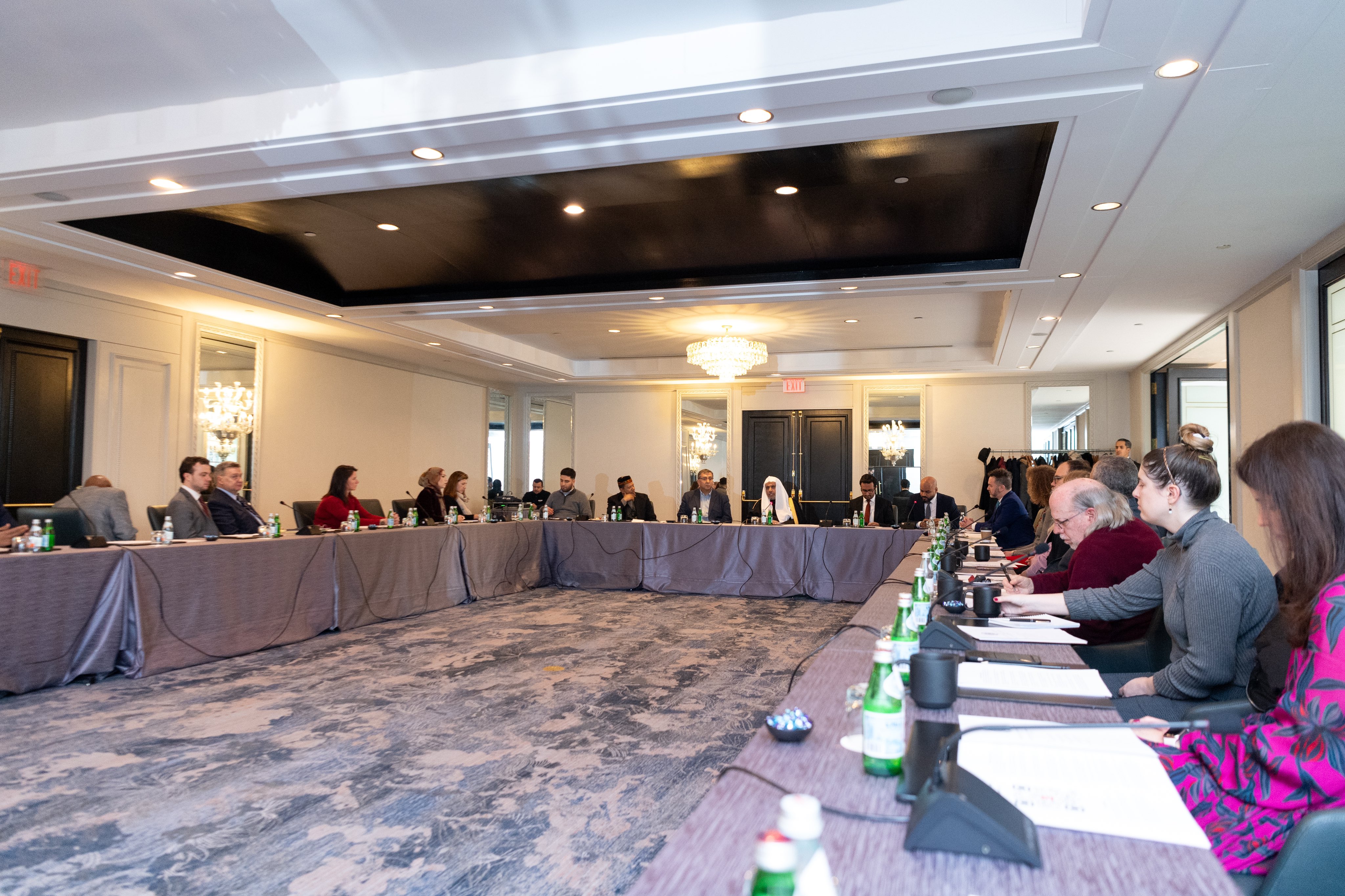 Di kediamannya di Washington, Yang Mulia Sekretaris Jenderal LMD,  Ketua Asosiasi Ulama Muslim, Syekh Dr. Mohammed Al-Issa , bertemu dengan sejumlah pemimpin organisasi kemanusiaan internasional dan pemimpin agama yang bekerja di Amerika Serikat 