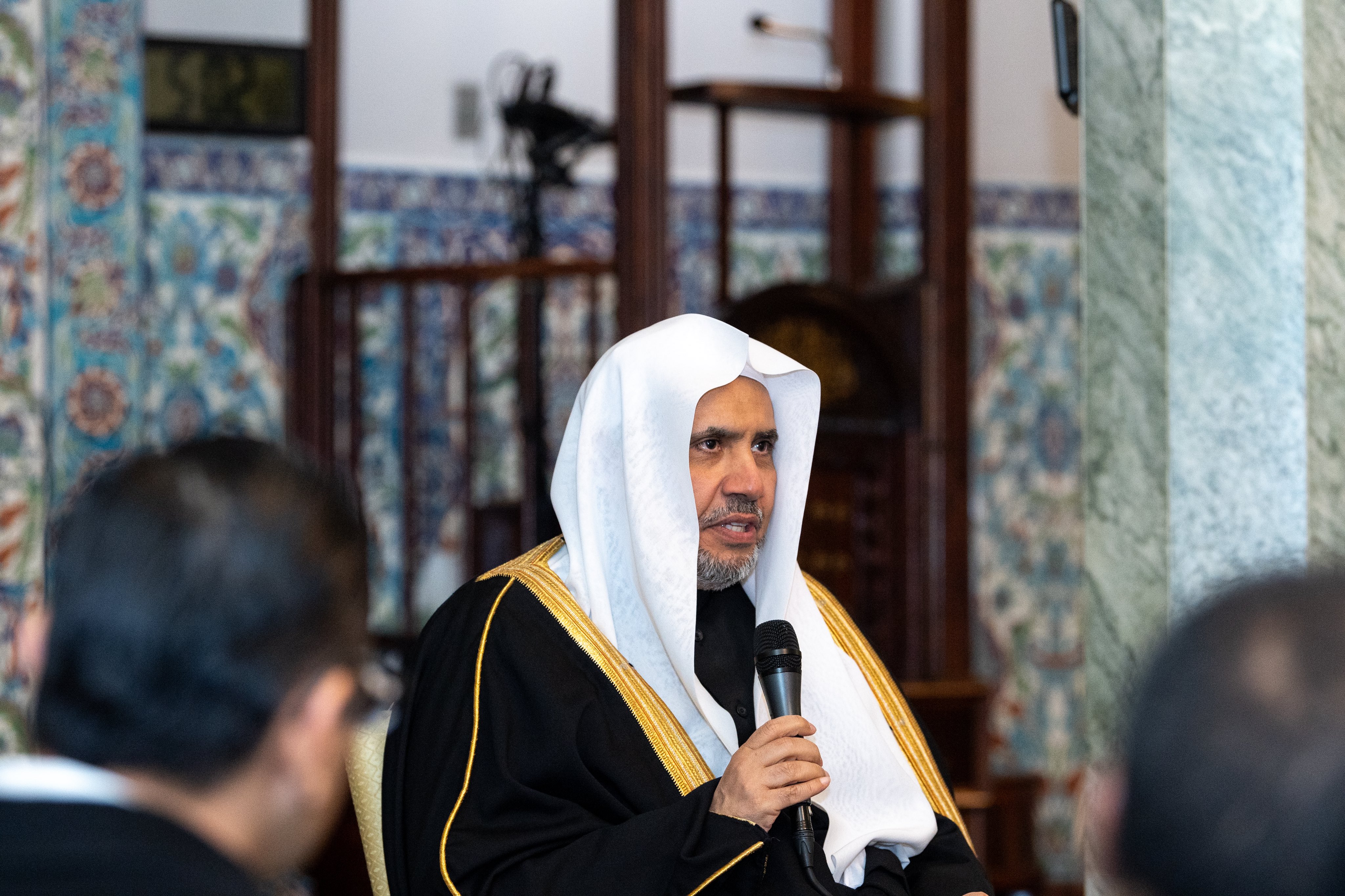 Di Islamic Center di Washington, Yang Mulia Sekretaris Jenderal LMD, Ketua Asosiasi Ulama Muslim, Syekh Dr. Mohammed Al-issa, membuka pertemuan Dewan Pendiri Kepemimpinan Islam di Amerika, baik bagian utara maupun selatan.