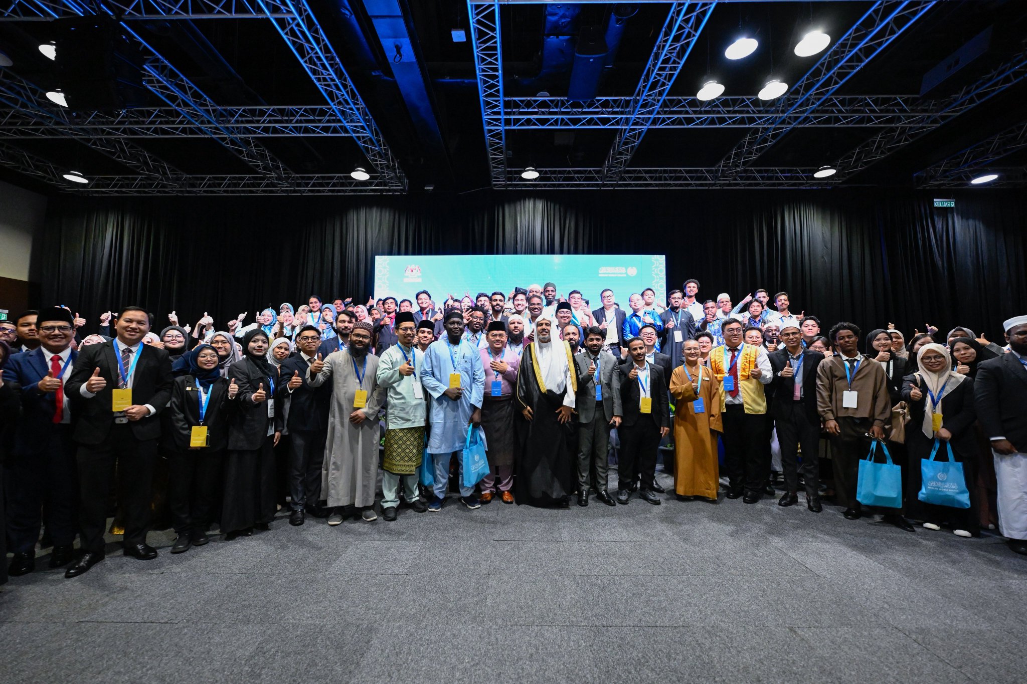 En marge du troisième Sommet international des représentants religieux : Le Secrétaire général, cheikh Mohammed Al-Issa a rencontré, dans la capitale malaisienne Kuala Lumpur, de jeunes responsables parmi les étudiants universitaires et les chercheurs