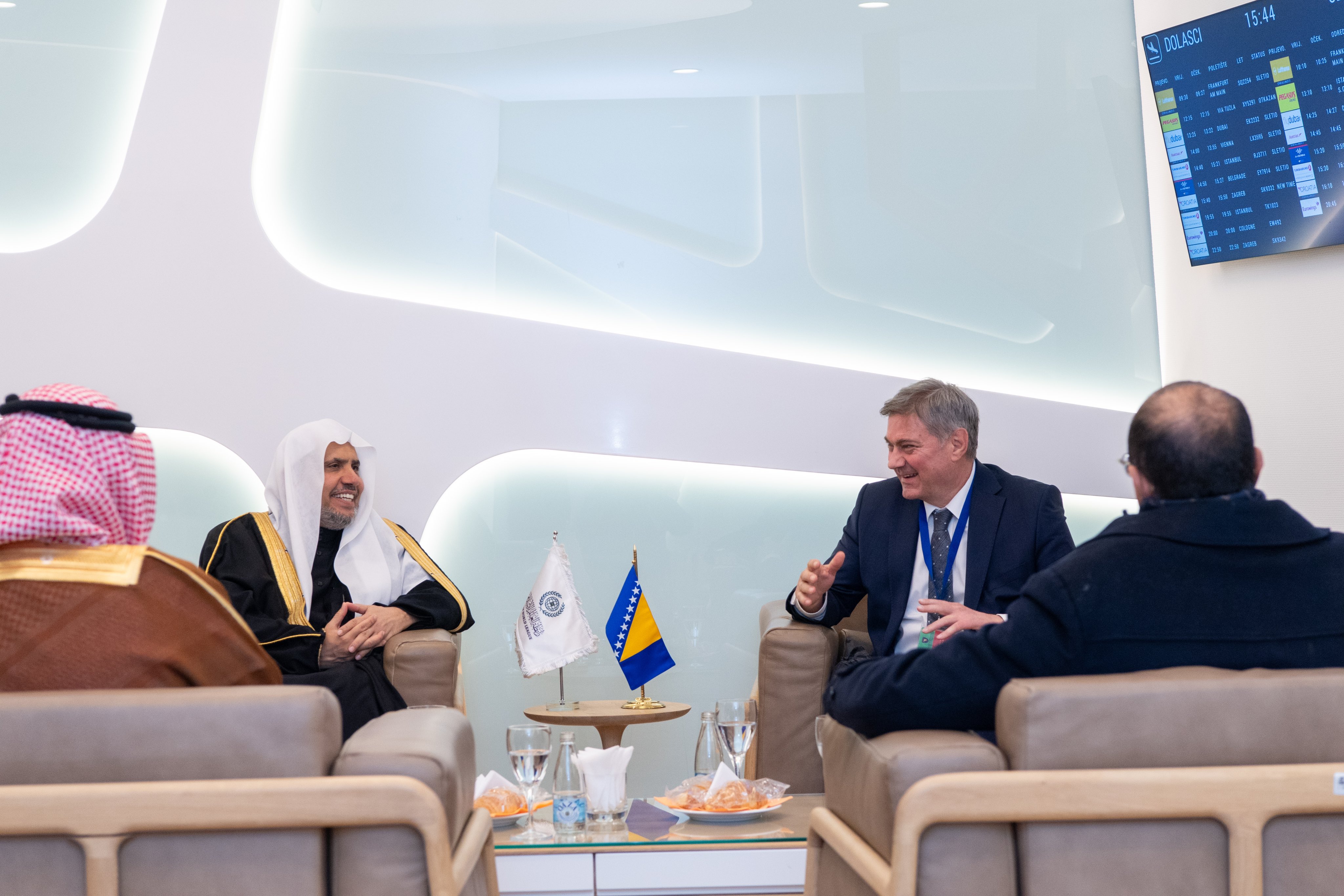 El Secretario General, presidente de la Comisión de Ulemas Musulmanes, el sheikh Mohammed Al-Issa, ha llegado a Sarajevo para participar en una conferencia regional sobre paz y convivencia en los Balcanes.