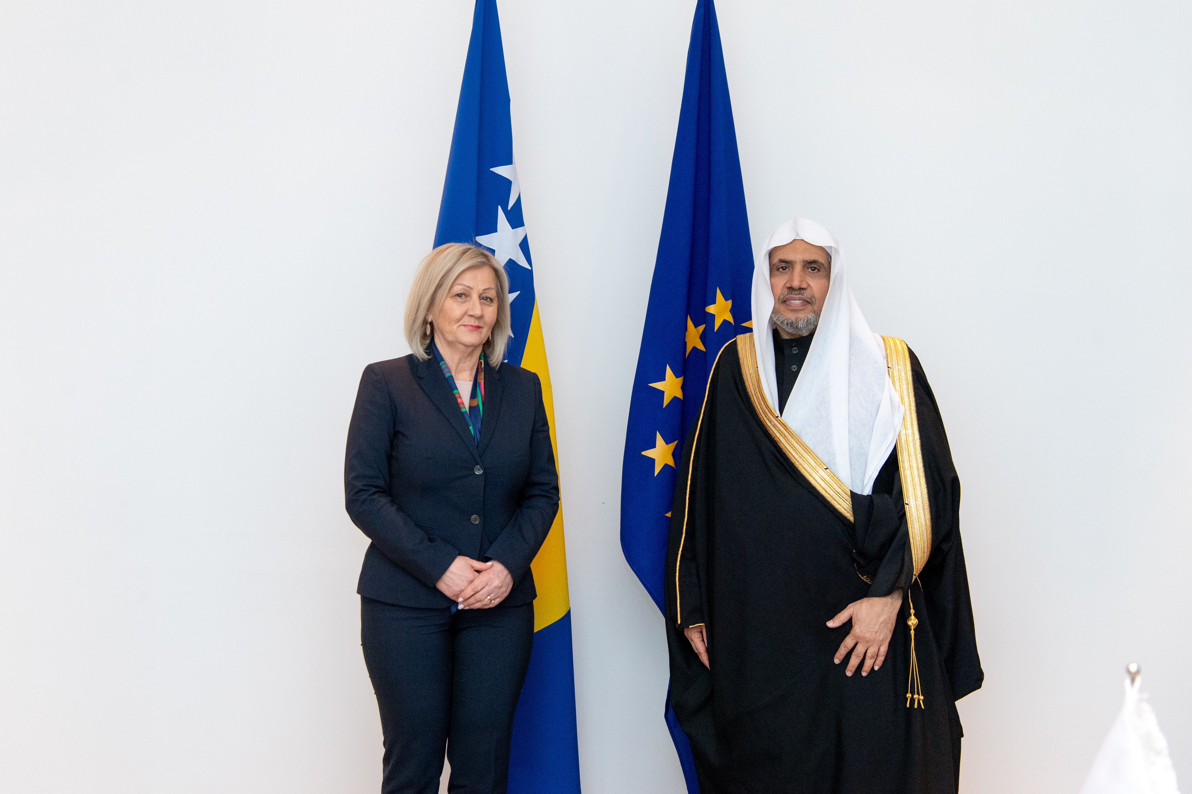 La Primera Ministra de Bosnia-Herzegovina, Sra. Borjana Kristo, recibió en la sede del Gobierno en Sarajevo al Secretario General, presidente de la Comisión de Ulemas Musulmanes, el sheij Mohammed Al-Issa.