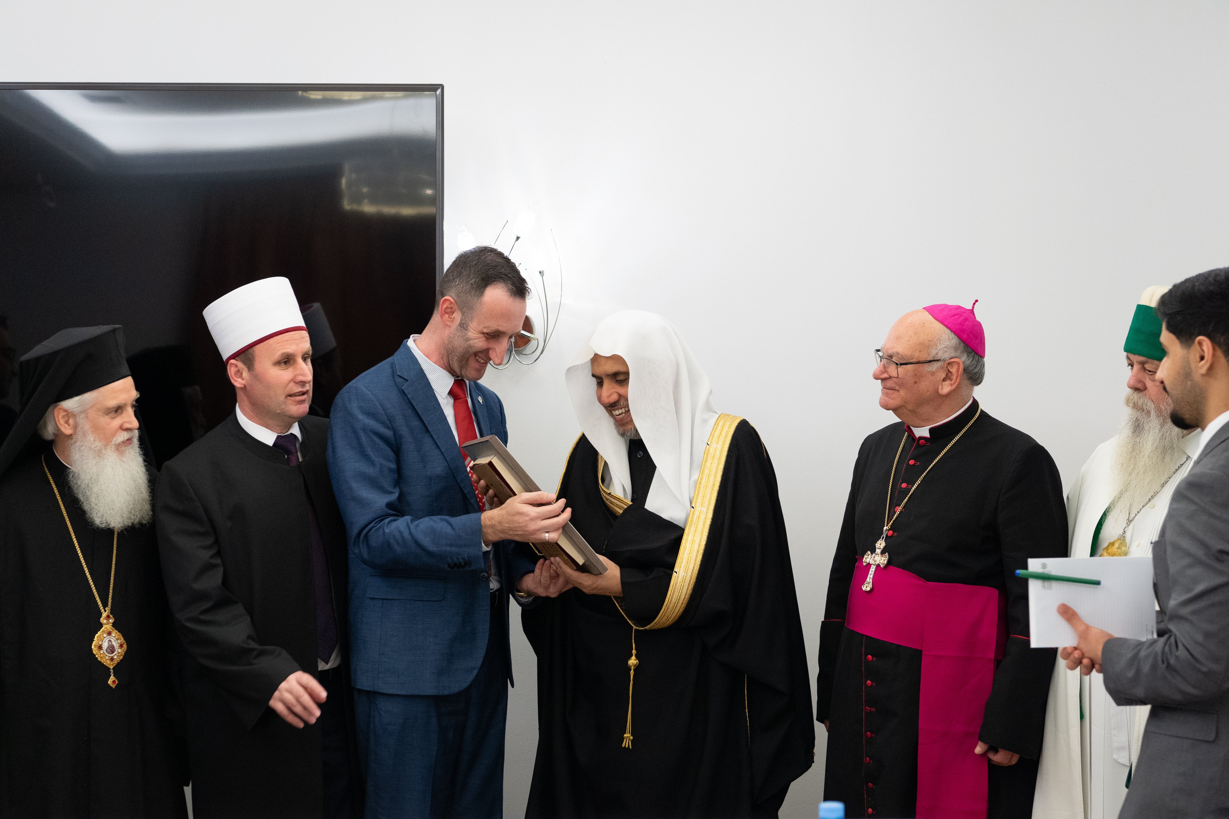A pesar de su coexistencia ejemplar, por primera vez en la historia de Albania, se reunieron para una cena común: