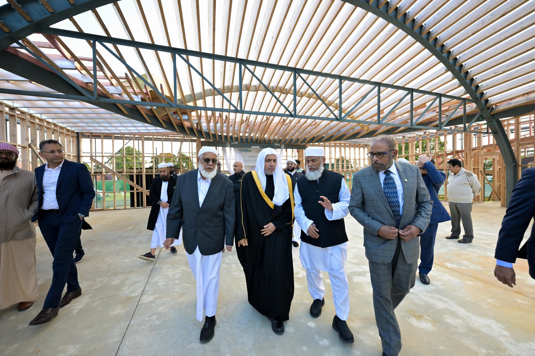 Le Secrétaire général, cheikh Mohammed Al-Issa a inspecté la première phase de la construction du Centre islamique d’Auckland. À cette occasion, il a participé à la plantation de « L’olivier de la paix »