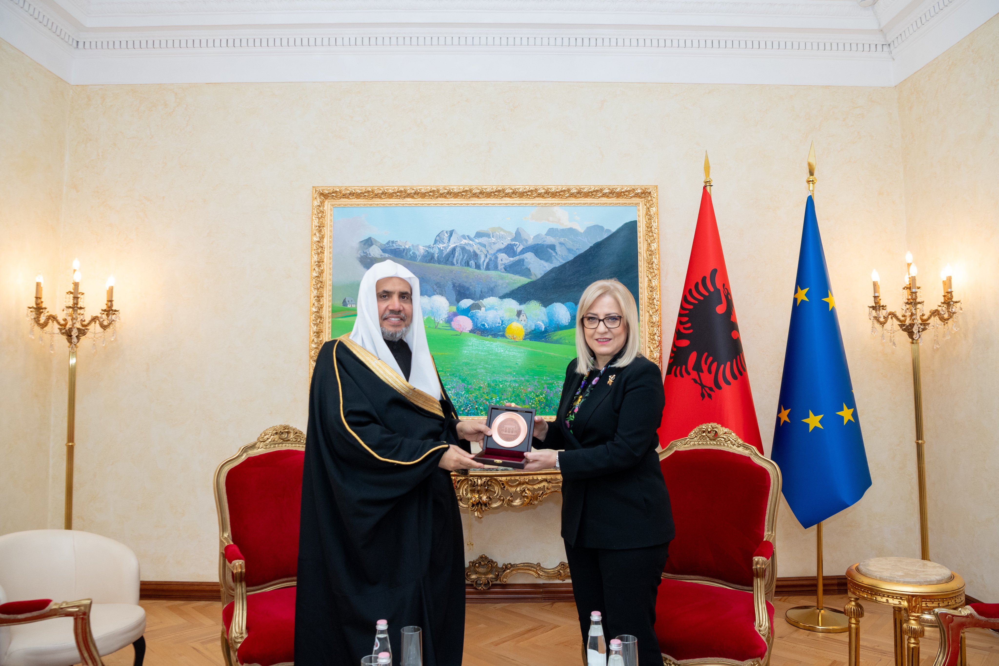 جناب دبیر کل، جناب شیخ دکتر محمد العیسی در مقر پارلمان در پایتخت تیرانا، با سرکار خانم لیندیتا نیکولا، رئیس پارلمان جمهوری آلبانی دیدار و گفتگو نمود