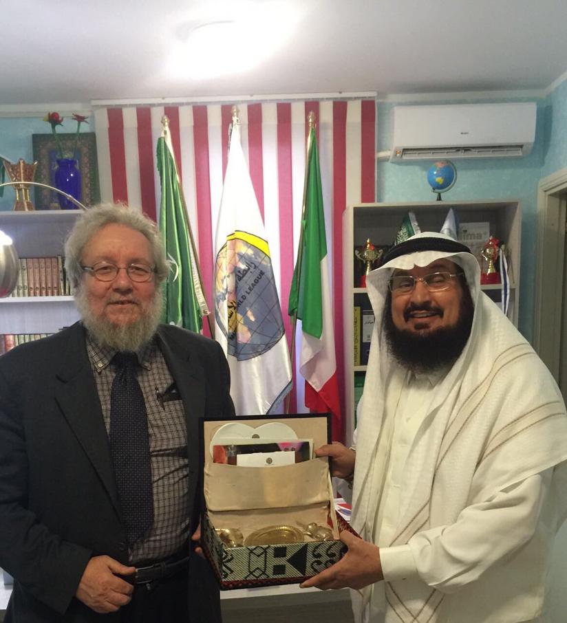 Professor Francesco of the Pontifical Institute visited Dr. Sarhan the MWL 's Office Director to strengthen relations between the two sides.
