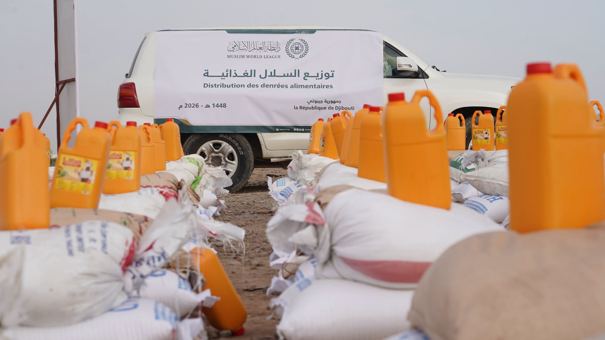 Melalui koordinasi langsung dengan instansi pemerintah terkait: Liga Muslim Dunia telah melaksanakan proyek paket bantuan pangan di Republik "Djibouti" dan "Uganda"