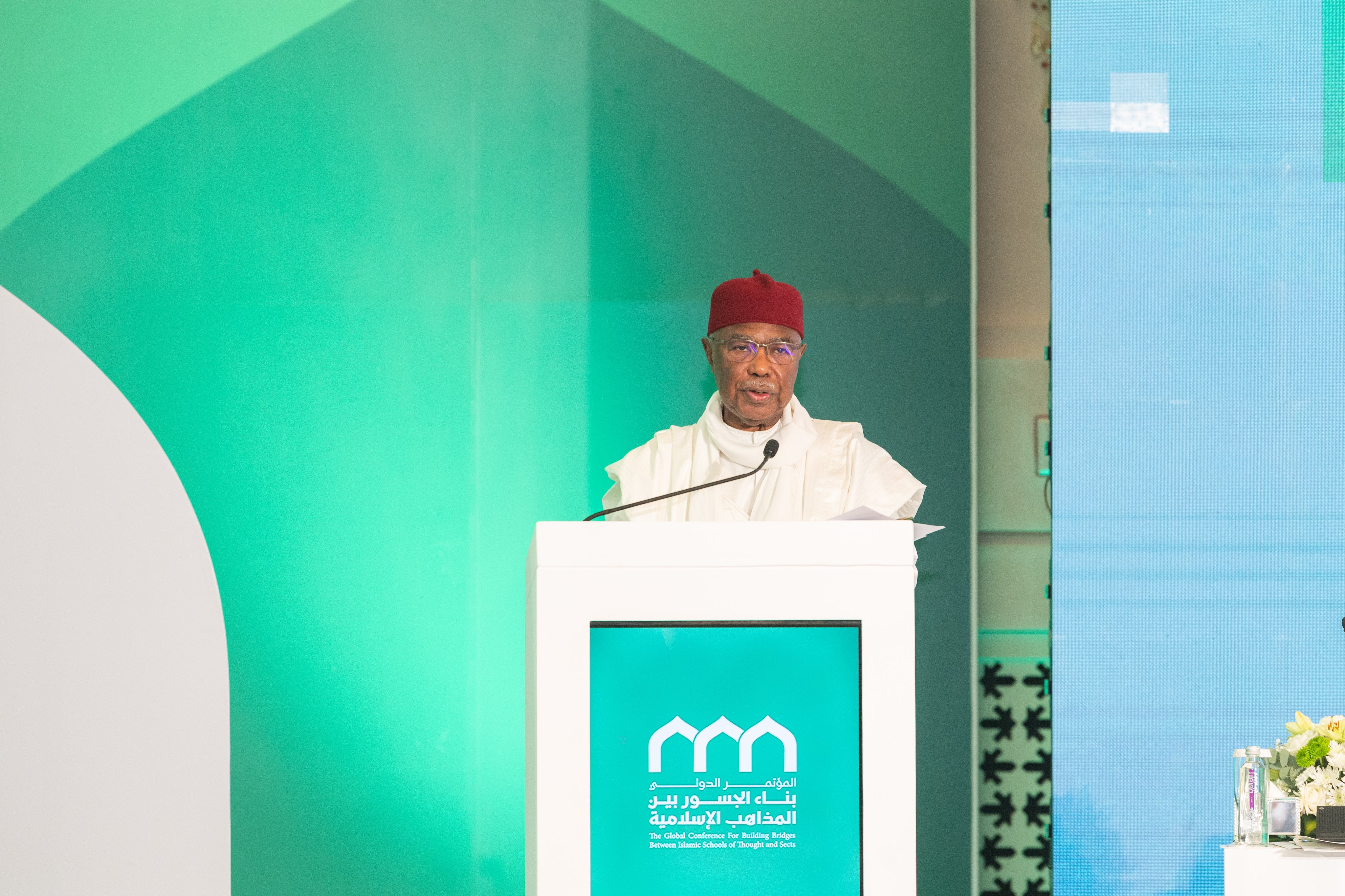 Le Secrétaire Général de l'Organisation de la Coopération islamique, M. Hussein Ibrahim Taha, lors de la séance d'ouverture de la conférence : « Construire des ponts entre les écoles islamiques » :