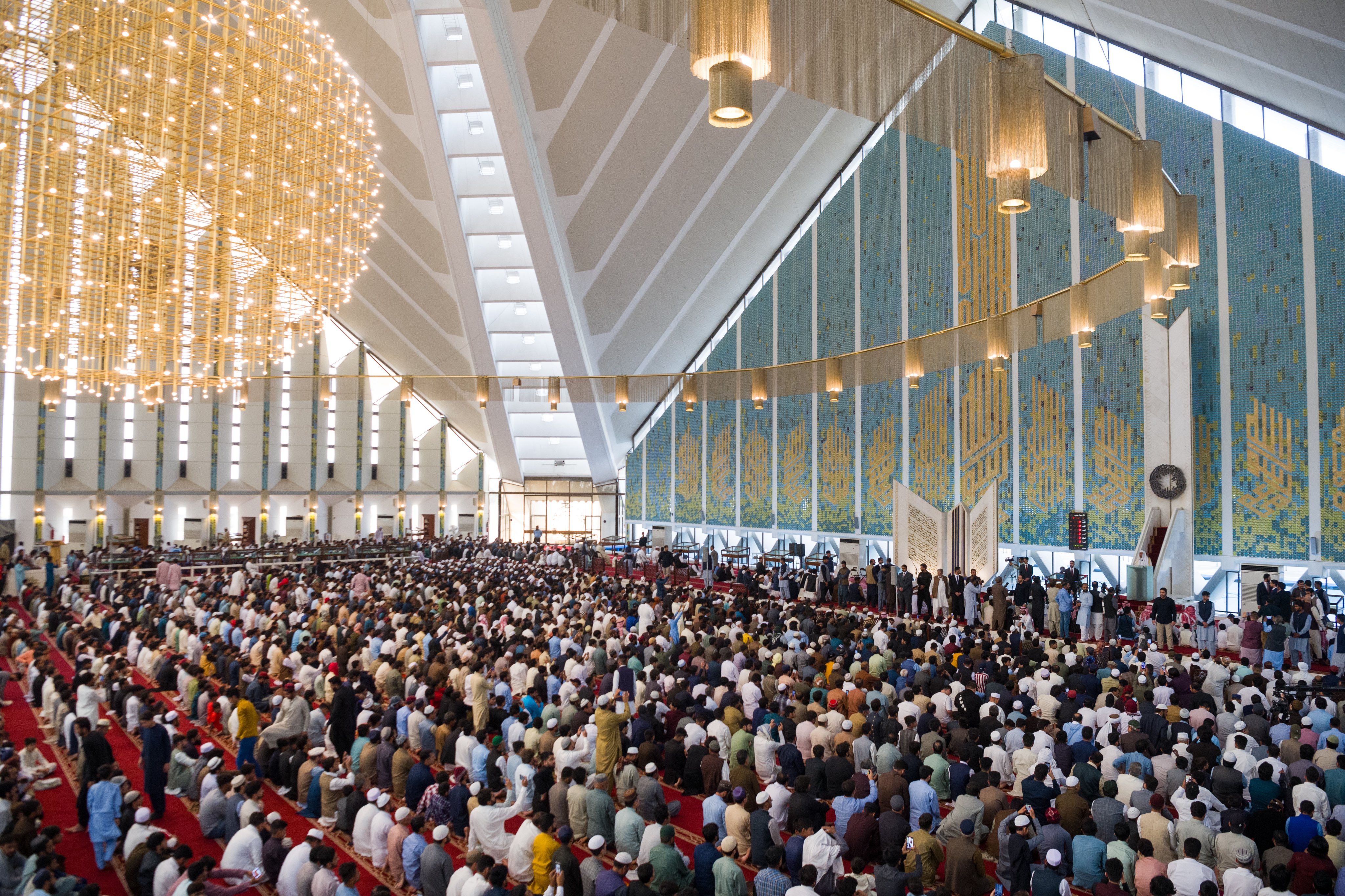 يَحدُث الآن، وتلبيةً لدعوةٍ تلقَّاها من دولة رئيس الوزراء الباكستاني: ‏معالي الأمين العام، رئيس هيئة علماء المسلمين، فضيلة الشيخ د.⁧‫محمد العيسى‬⁩ يلقي خطبةَ جمهورية باكستان الإسلاميَّة الرسميَّة لعيد الفطر المُبارك، بجامع الملك فيصل الكبير بإسلام آباد
