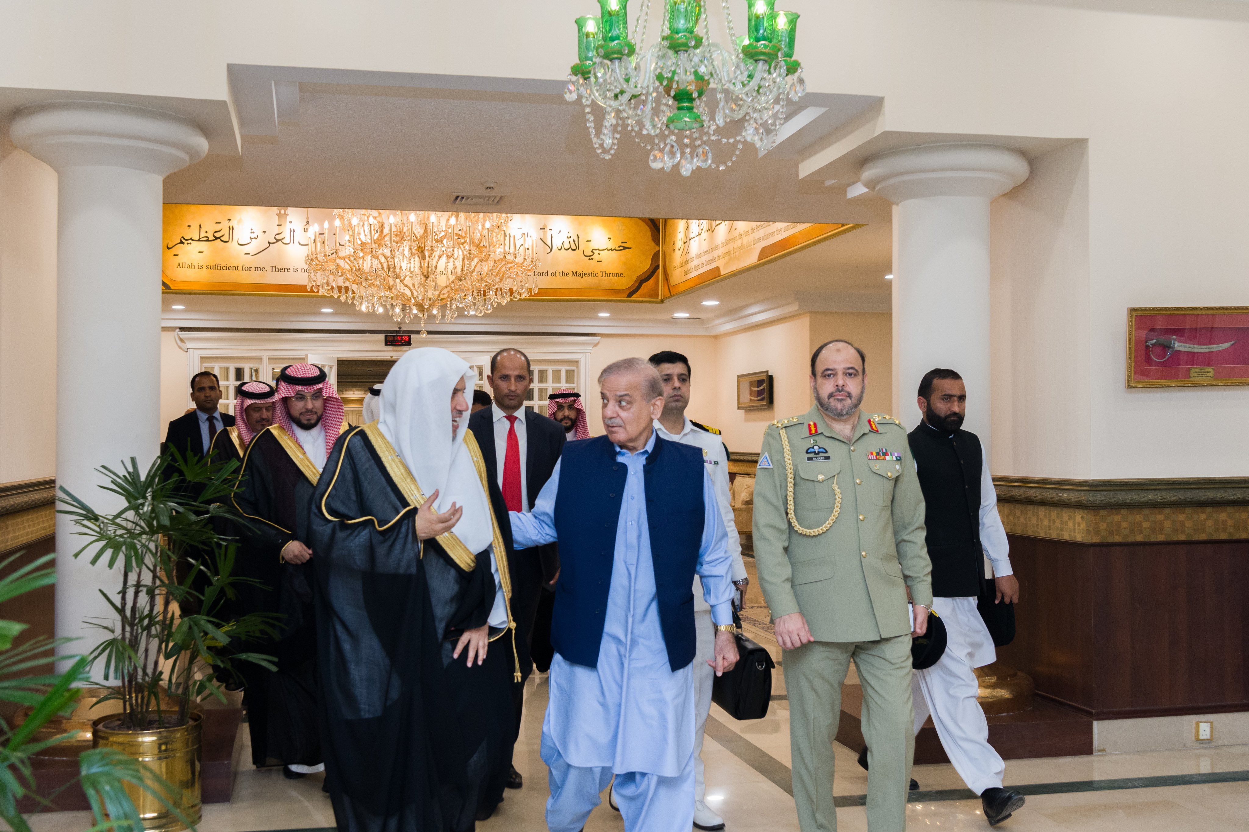 Yang Mulia Perdana Menteri Republik Islam Pakistan, Tuan Muhammad Shehbaz Sharif, menyambut Yang Mulia Sekretaris Jenderal LMD, Ketua Asosiasi Ulama Muslim, Syekh Dr. Mohammed Alissa