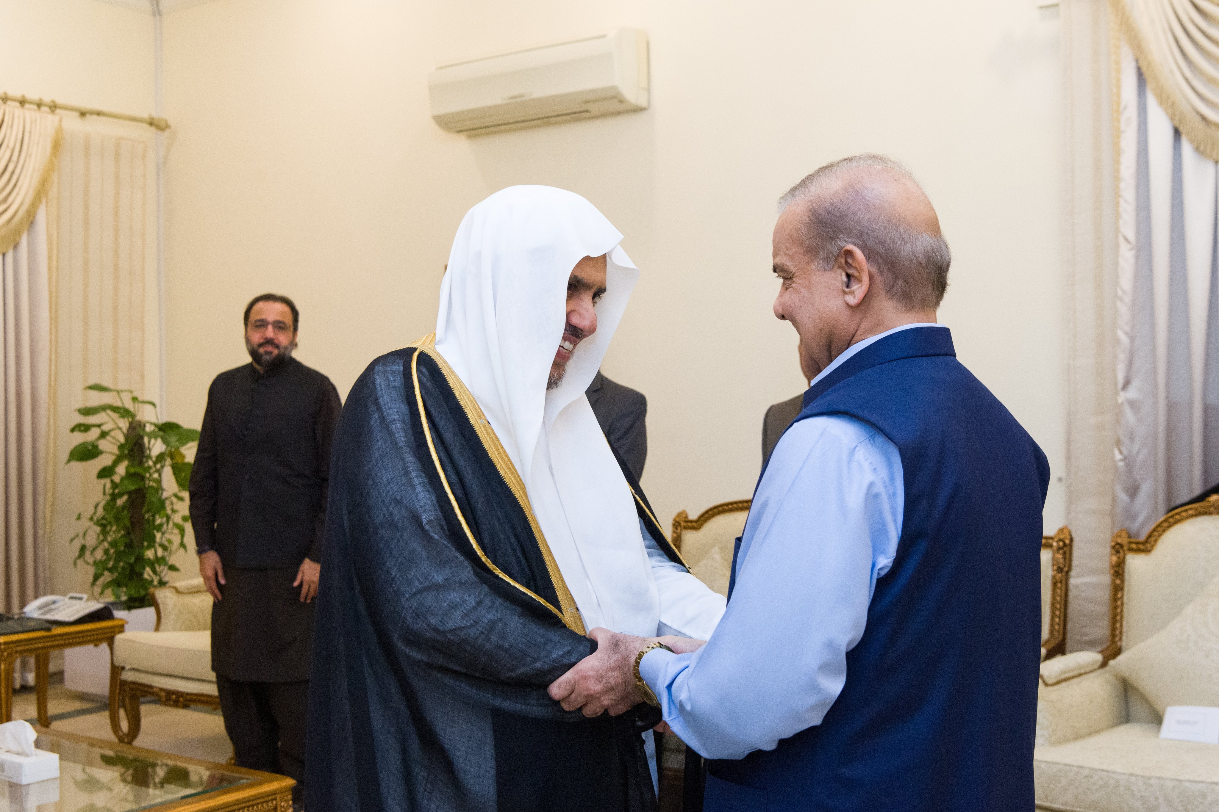 وزیر اعظم پاکستان جناب محمد شہباز شریف نے آج دار الحکومت اسلام آباد میں اپنے دفتر میں سیکرٹری جنرل رابطہ اور چیئرمین مسلم علماء کونسل عزت مآب شیخ ڈاکٹر محمد العیسی کا استقبال کیا۔