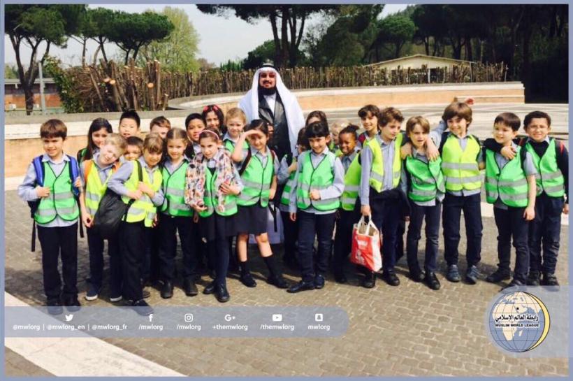 Dans le cadre d'échanges culturels le Dr Sarhan, directeur du bureau de la LIM à Rome, a rencontré des élèves de l’école britannique