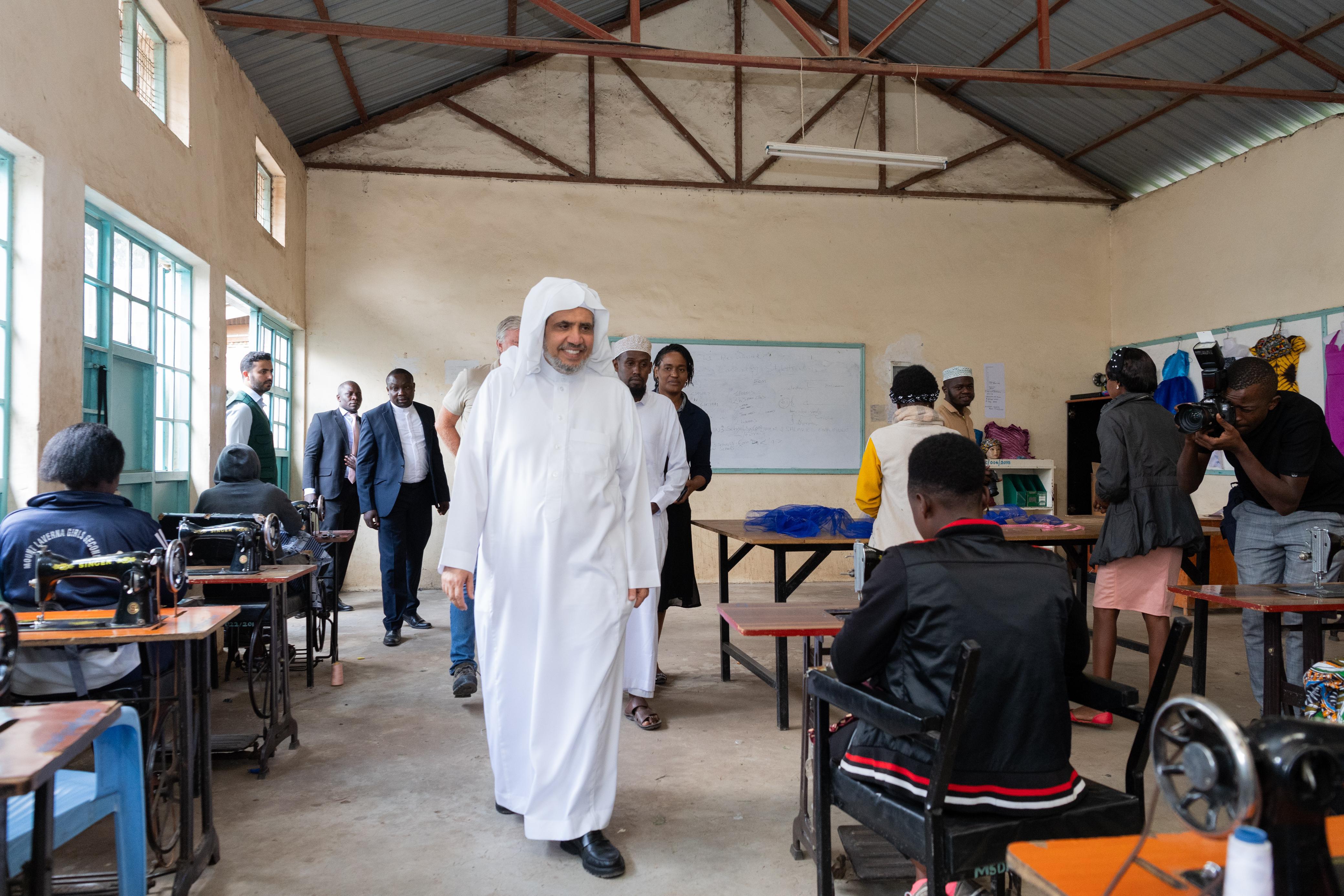الشيخ د.العيسى يتفقد عدداً من المشاريع في كينيا.. ويعلن تكفُّلَ الرابطةِ بنسب الاحتياج اللازم من الطاقة الشمسية