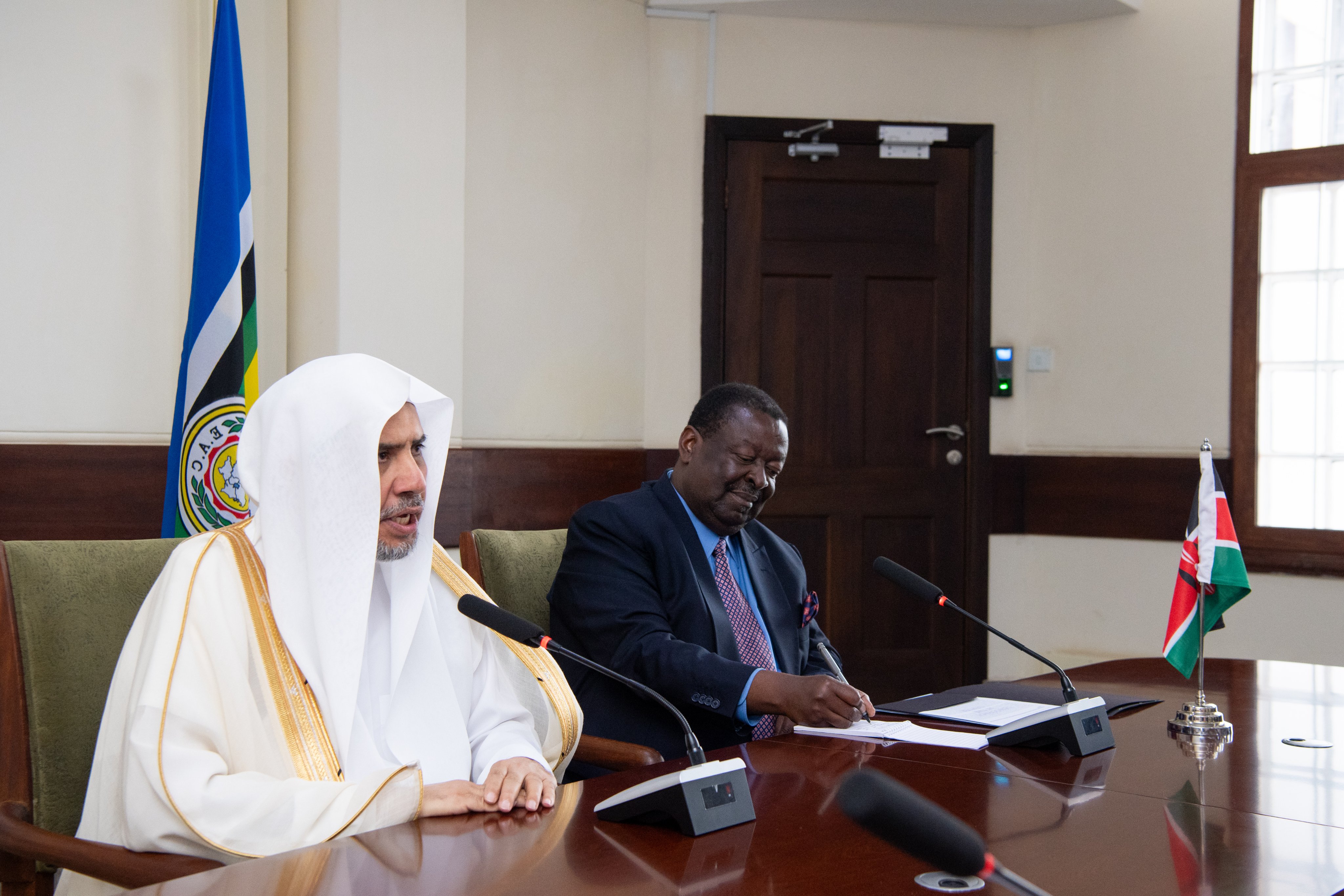 El Primer Ministro de la República de Kenia, Sr. Musalia Mudavadi, recibió al Secretario General, Presidente de la Comisión de Ulemas, el Sheij Mohammed Al-Issa