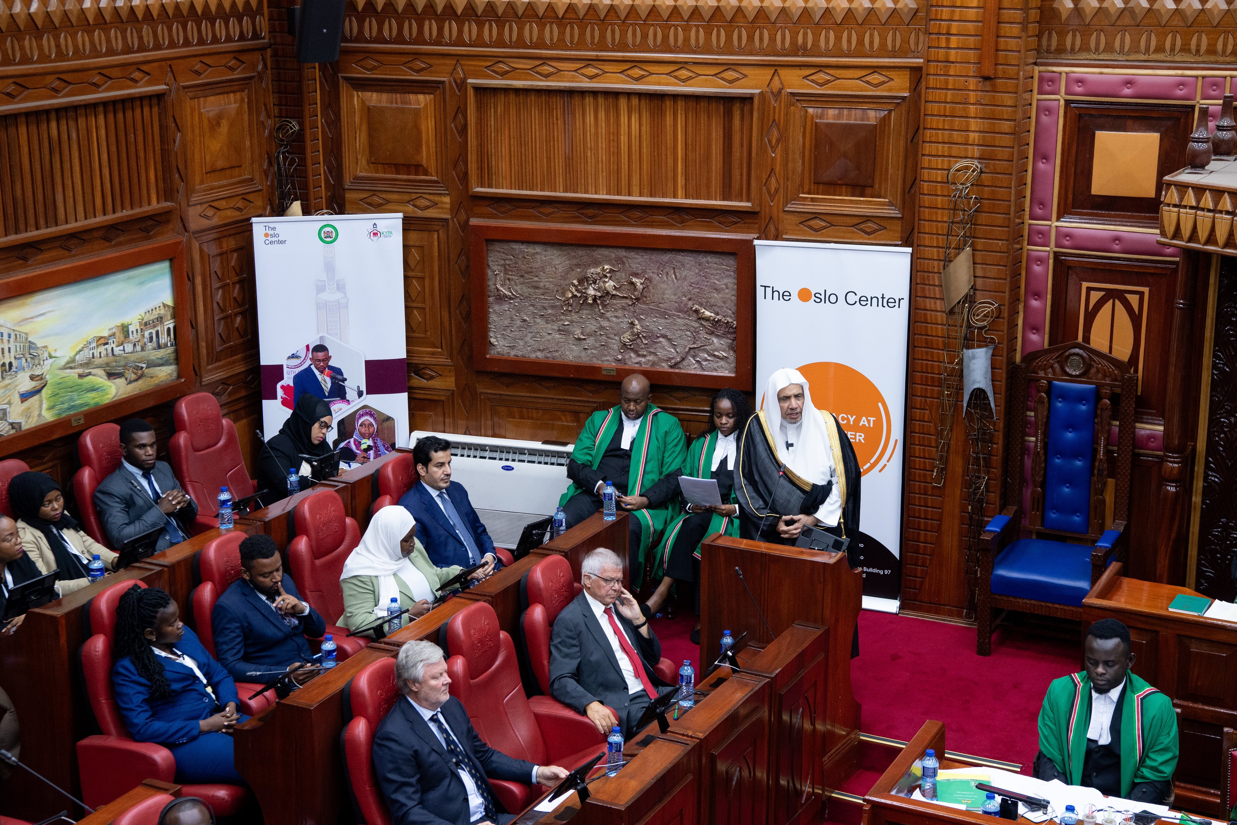 El Parlamento de la República de Kenia recibió en su sede histórica en Nairobi al Secretario General, Presidente de la Comisión de Ulemas, el Sheij Mohammed Al-Issa