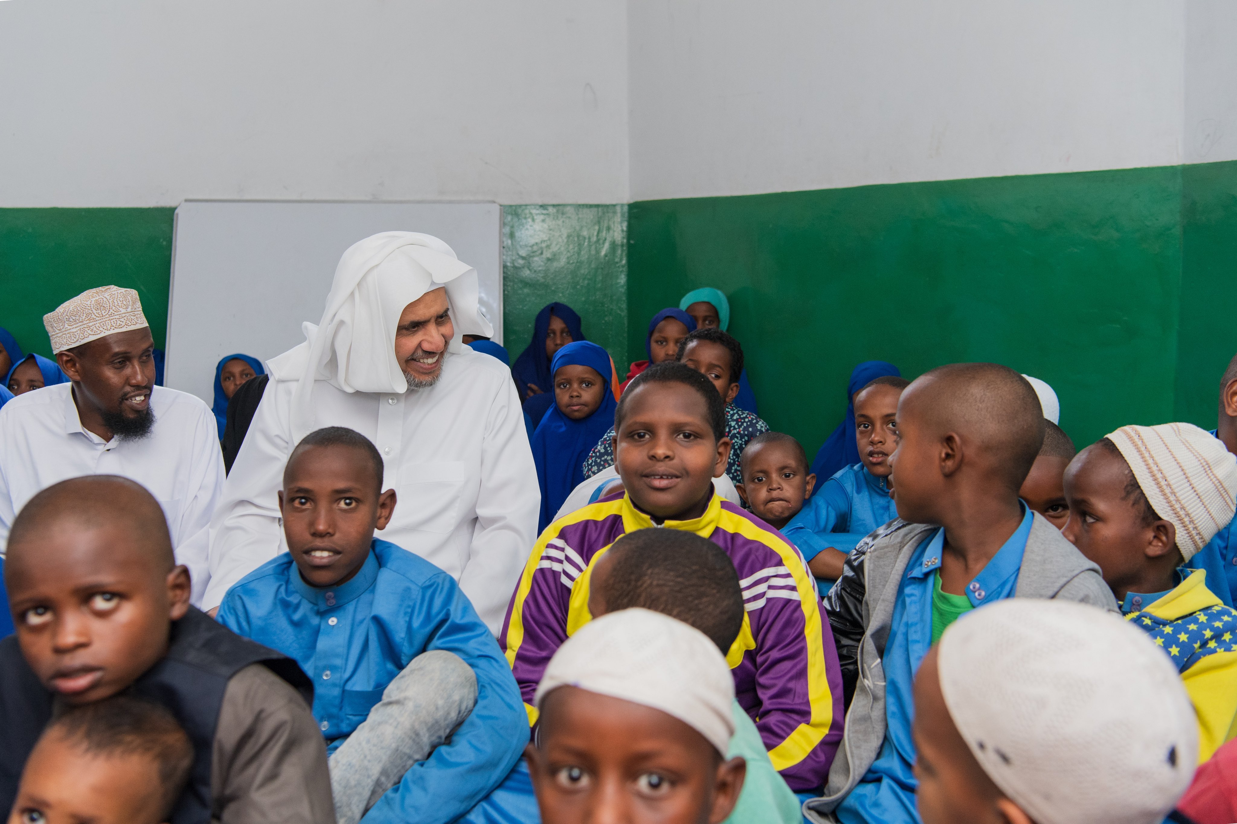 Yang Mulia Sekretaris Jenderal LMD, Ketua Asosiasi Ulama Muslim, Syekh Dr. Mohammed Alissa meninjau proyek pengembangan daerah kumuh yang diawasi oleh Liga Muslim Dunia di Kenya