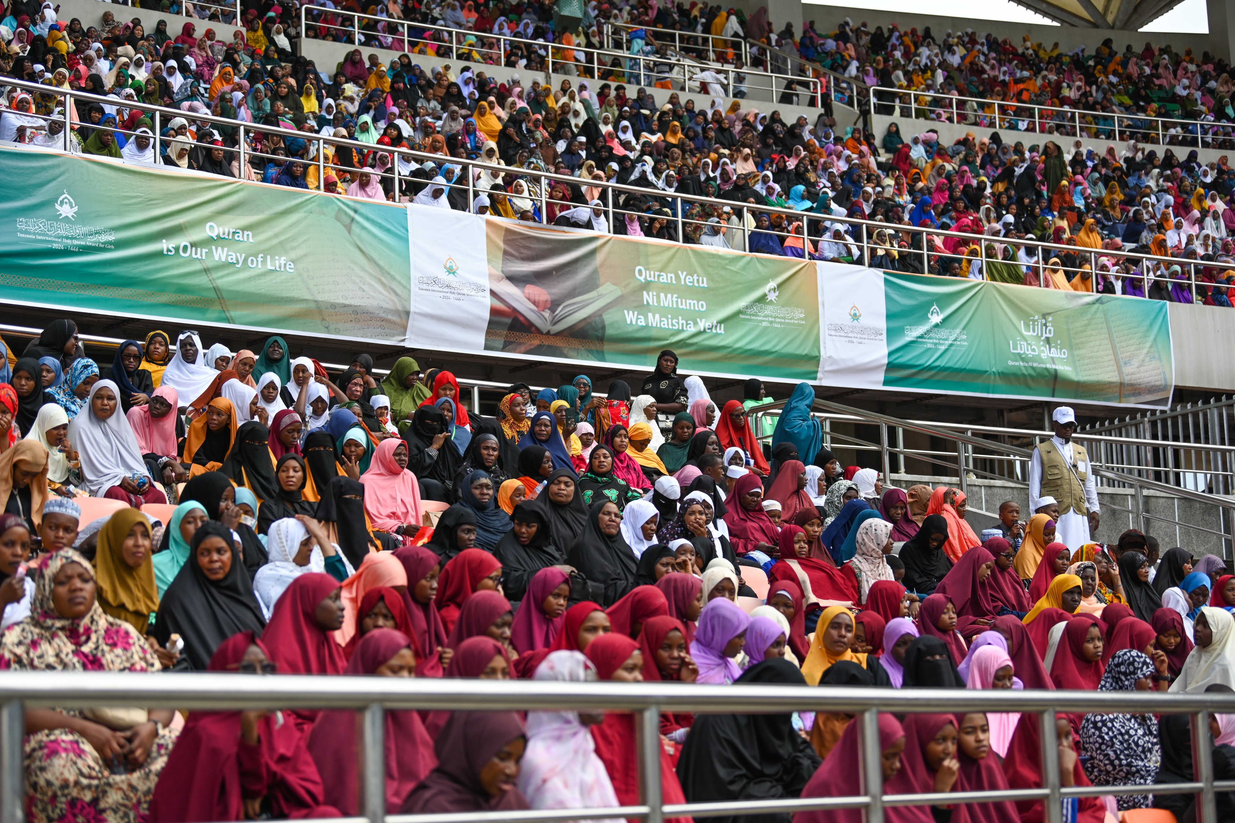 Stadion utama "Dar Es Salaam" merayakan para hafizah Al-Qur'an.. Lebih dari 60 ribu peserta dan tamu undangan hadir