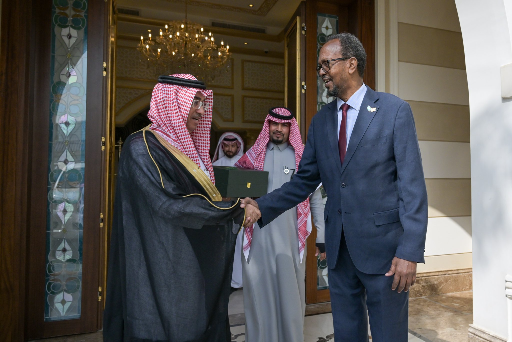 Yang Mulia Asisten Sekretaris Jenderal untuk Hubungan dan Komunikasi Internasional, Dr. Mohammed Al-Majdouie, menerima Wakil Menteri Lingkungan Hidup dan Perubahan Iklim Republik Somalia