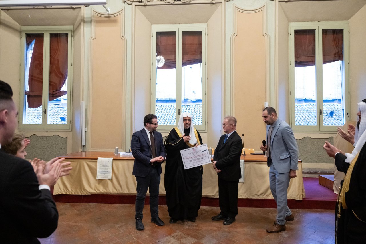the Italian State University of Bologna awarded His Excellency Sheikh Dr. Mohammed Al-Issa the Honorary Postdoctoral Senior Fellowship in Law