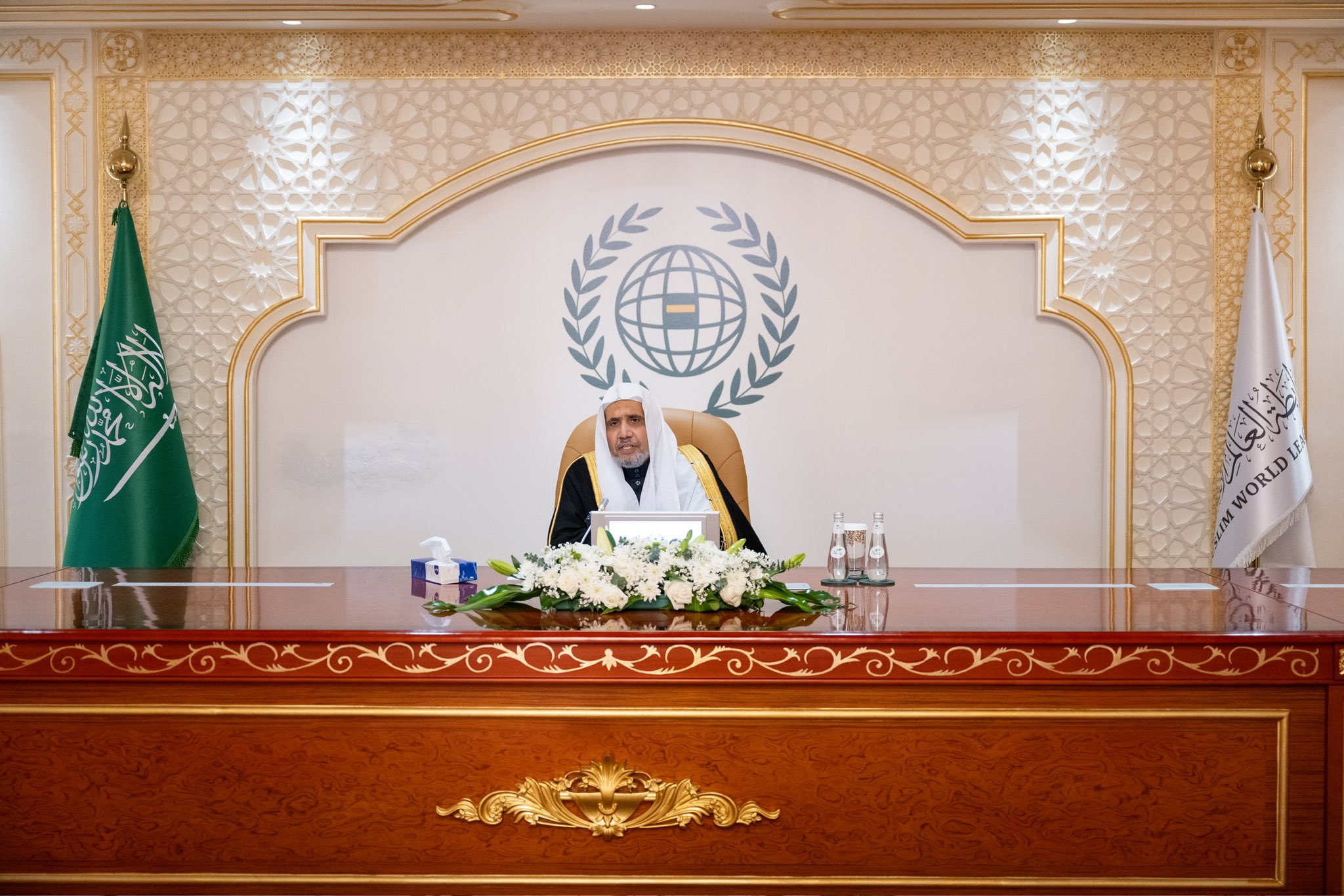 En presencia del Secretario General, Presidente de la Comisión de Ulemas, el Sheij Mohammed Al-Issa: