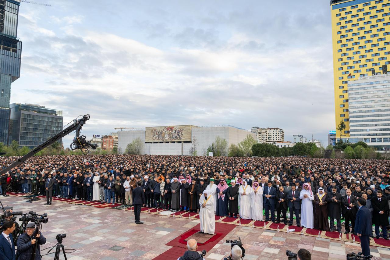 جناب دبیرکل ⁧‫سازمان همبستگی جهان اسلام‬⁩، و رئیس انجمن علمای مسلمان، آقای دکتر شیخ ⁧‫محمد العيسى‬⁩‬⁩ خطبه عید را در پاسخ به دعوت عالی‌جناب رئیس‌جمهور آلبانی ، ایراد می‌کند،.