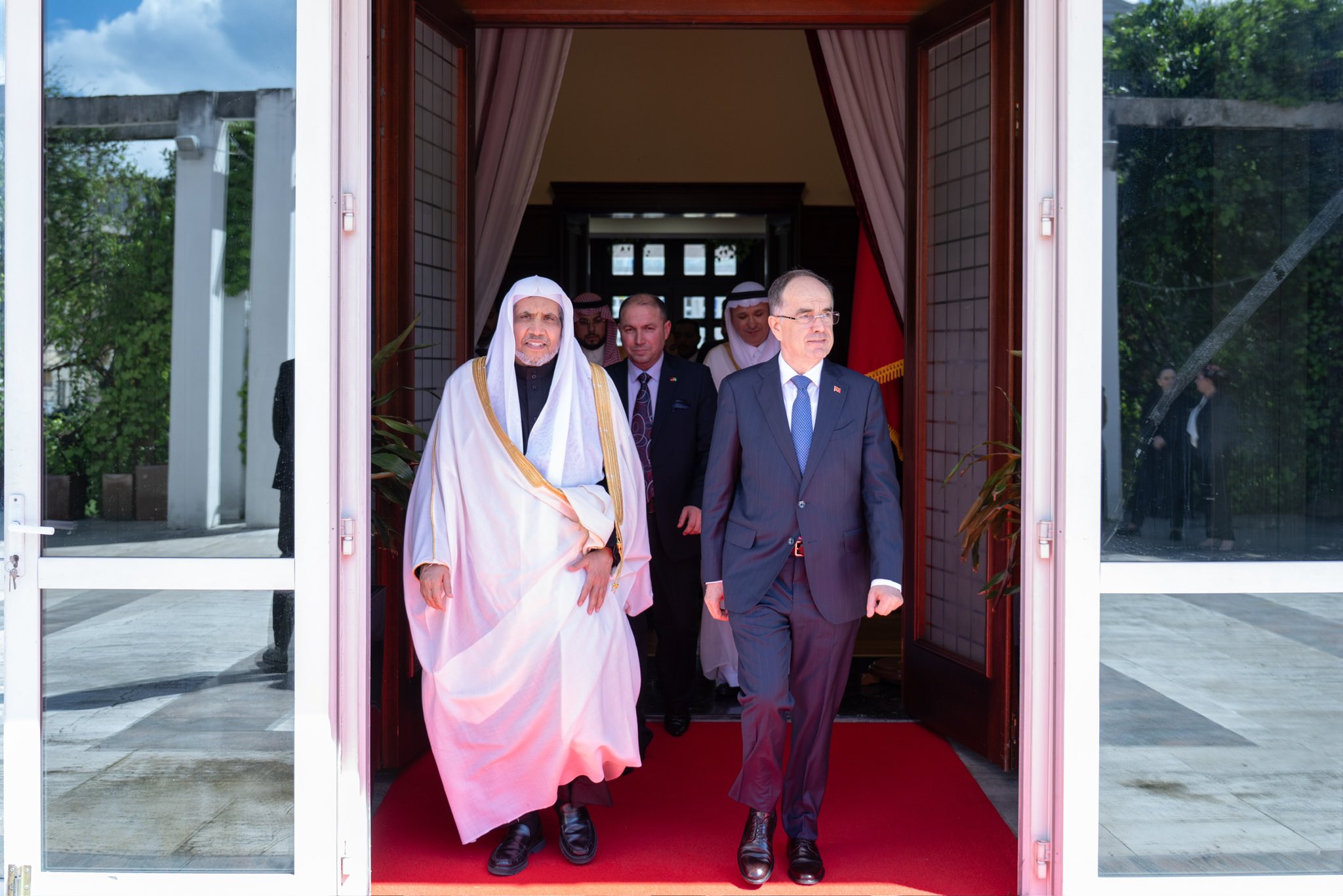 استقبل فخامة الرئيس الألباني السيد باجرام بيجاج في القصر الرئاسي بالعاصمة "تيرانا"، فضيلة الأمين العام، رئيس هيئة علماء المسلمين الشيخ د.⁧‫محمد العيسى‬⁩‬⁩، وقد شكر فخامته فضيلته على تلبية الدعوة بإلقاء خطبة العيد منوهاً بمضامينها