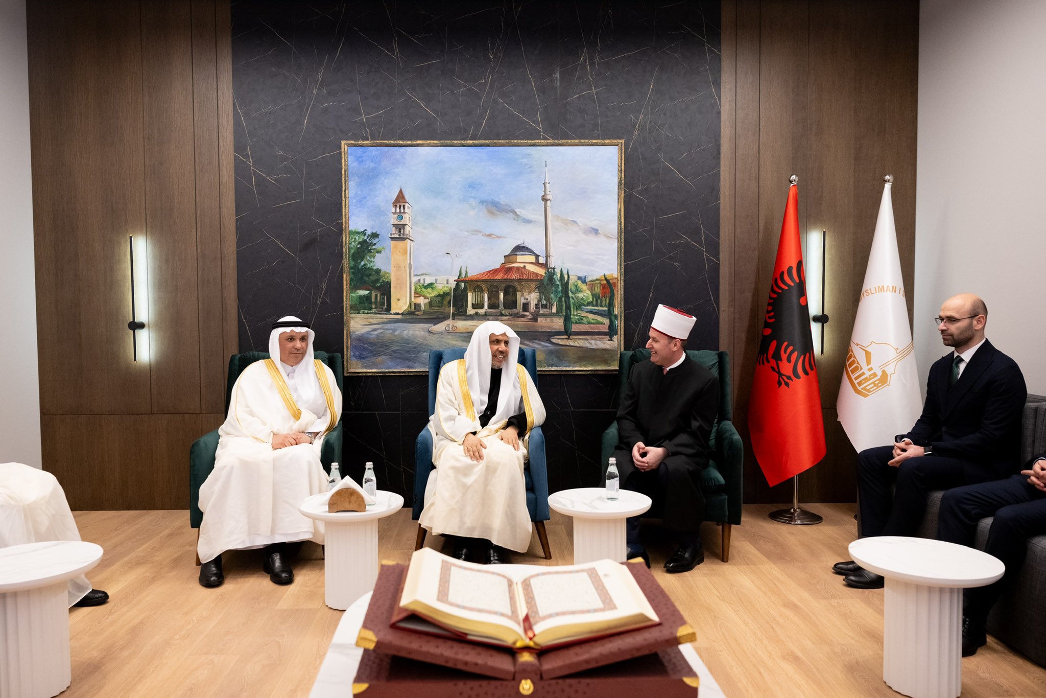 عید الفطر کی نماز کی امامت اور خطبہ کے بعد، سیکرٹری جنرل رابطہ اور چیئرمین  مسلم علماء کونسل عزت مآب شيخ ڈاکٹر محمد العیسی نے البانیہ کے دار الحکومت تیرانا میں اسلامی مشیخت کا دورہ کیا