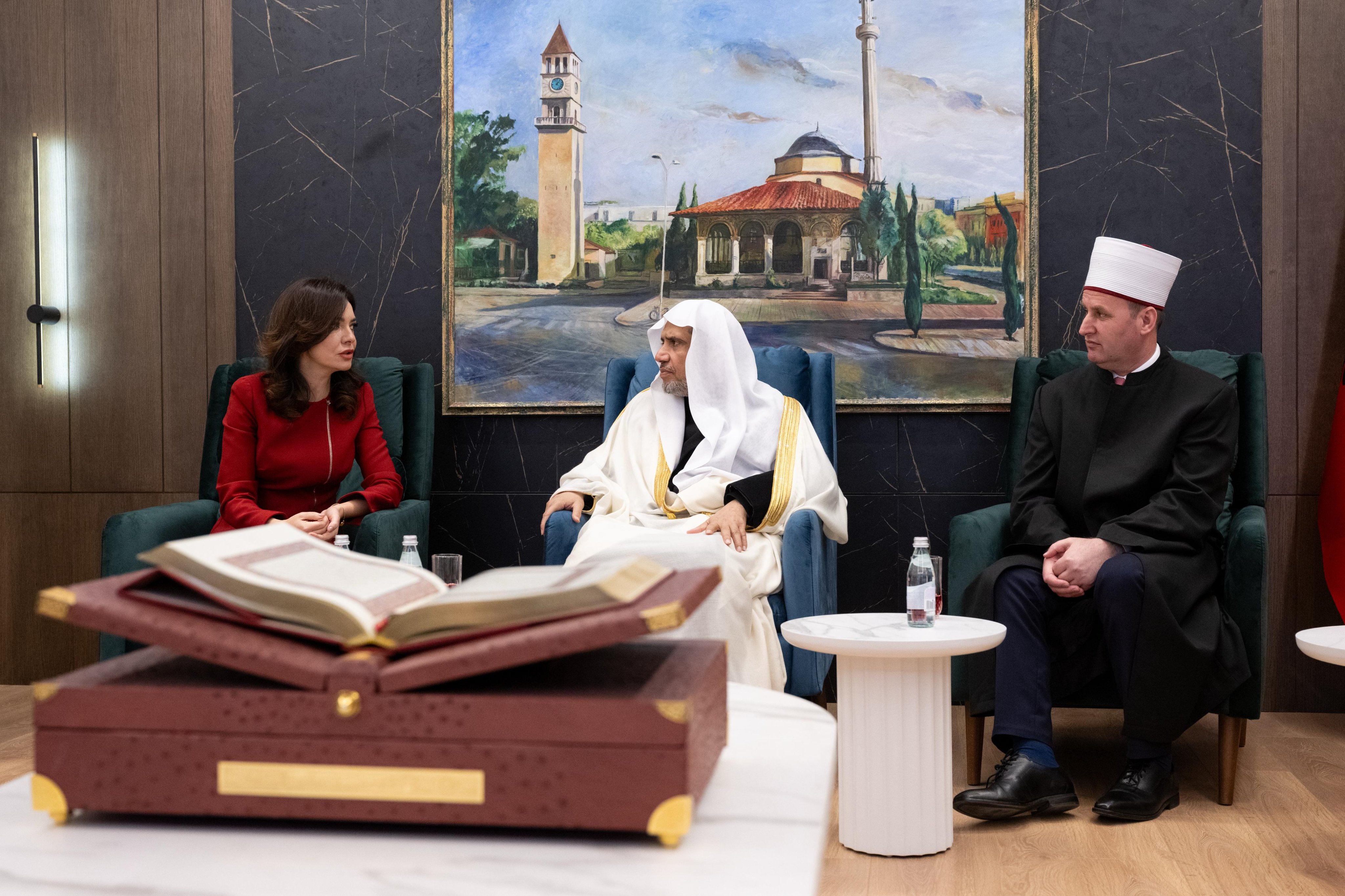 Setelah menjadi imam dan menyampaikan khutbah Idul Fitri, Yang Mulia Sekretaris Jenderal LMD, Ketua Organisasi Ulama Muslim, Syekh Dr. Mohammed Alissa, bertemu dengan Yang Mulia Ketua Parlemen Albania di Markas
