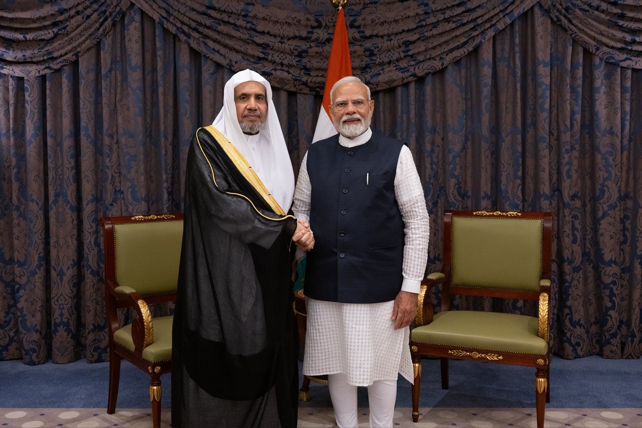 التقى معالي الأمين العام، رئيس هيئة علماء المسلمين، الشيخ د.⁧‫محمد العيسى‬⁩ ‬⁩، في جدة، دولةَ رئيس وزراء جمهورية الهند، السيد ناريندرا مودي