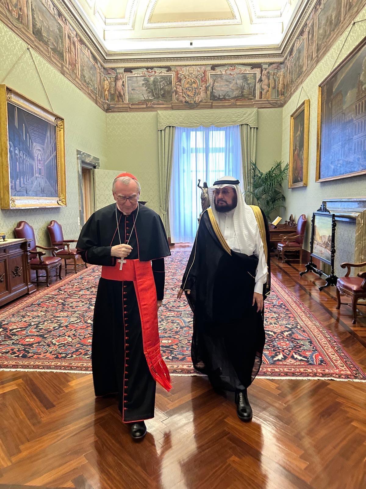 ‏رئيس الوزراء، أمين السر بدولة الفاتيكان، نيافة الكاردينال بيترو بارولين، يستقبل المستشار والمفوّض التنسيقي لـ ⁧‫رابطة العالم الإسلامي‬⁩ لدى الفاتيكان، معالي د. عبد العزيز سرحان