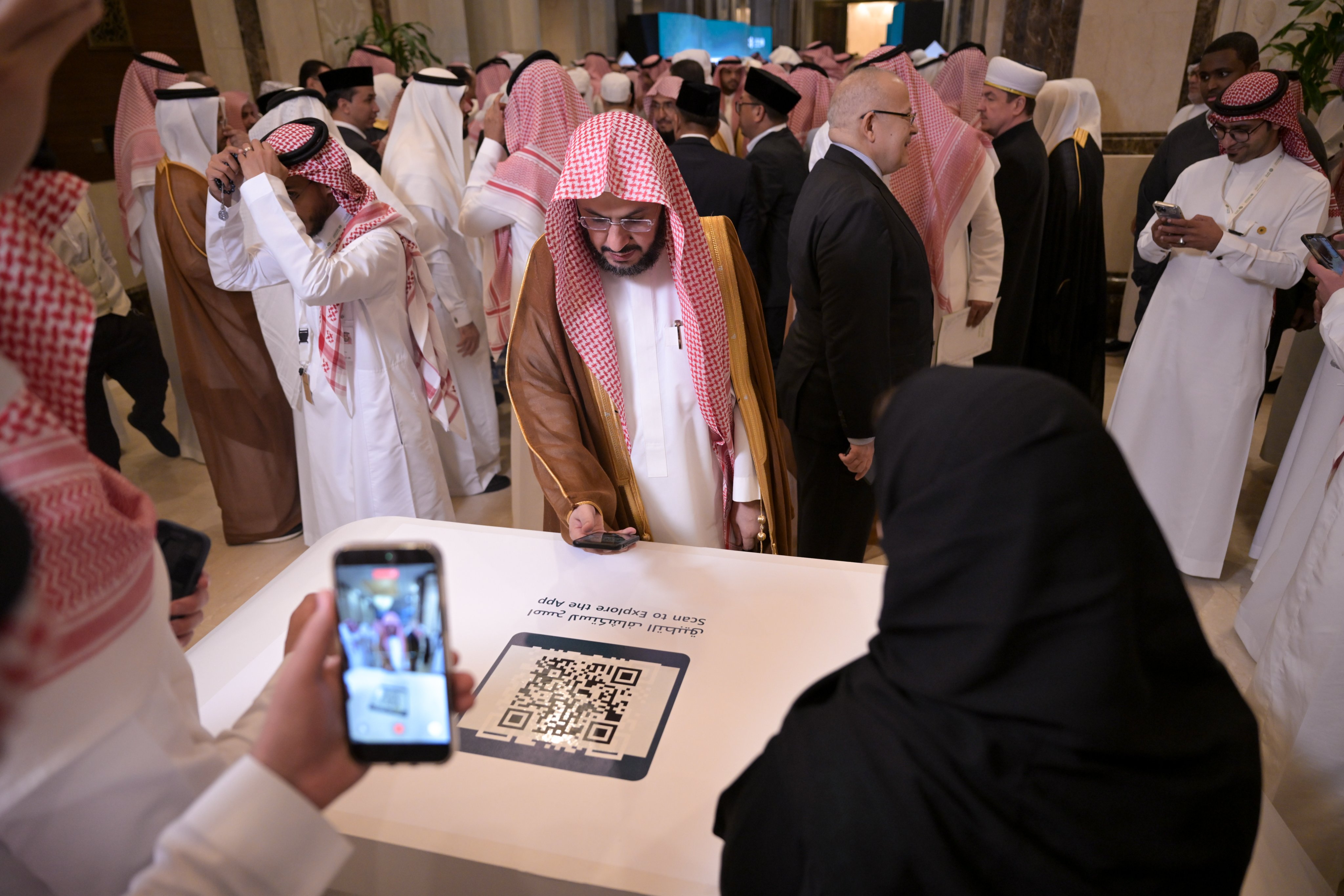 اللحظاتُ الأولى لتدشين تطبيق "مِنهاج"، ثم "تحميلِه" على الهواتف من قِبَل عددٍ من أصحابِ السَّماحةِ والفضيلة والمعالي، من كبارِ علماءِ العالم الإسلامي ودول الأقليّات وعدد من كبار الشخصيات الإسلامية