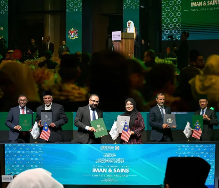 آج دوپہر ملائیشیا کے دارالحکومت میں، بین الاقوامی علماء، وزارتی شخصیات اور جامعات کے سربراہان کی موجودگی میں