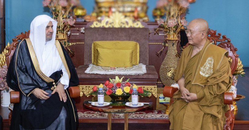 معالي د. محمد العيسى‬⁩ يلتقي البطريرك البوذي الأكبر لمملكة كمبوديا تيب فونغ، والبطريرك بور كري