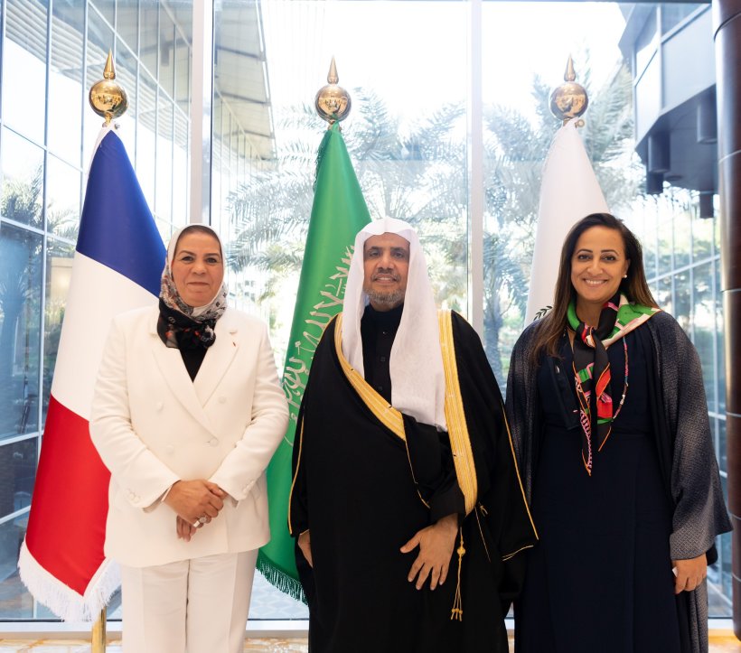 ڈاکٹر محمد العیسی نے فرانسیسی رکن پارلیمنٹ محترمہ امیلیا لاگراوے کی موجودگی میں، امن سے متعلق نوجوانوں میں آگہی کے فروغ کے لئے فرانسیسی عالمی کارکن محترمہ لطیفہ زیاتن کا استقبال کیا