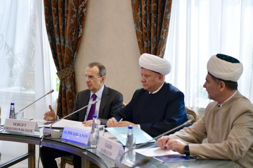 عزت مآب شیخ ڈاکٹر محمد العیسی ماسکو میں رابطہ عالم اسلامی اور روسی فیڈریشن کے عوامی کونسل کے مابین مفاہمتی یادداشت پر دستخط کررہے ہیں