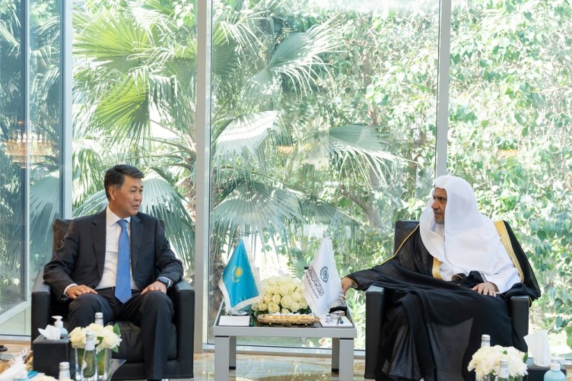 L’Ambassadeur du Kazakhstan en au Royaume d’Arabie remet à #MohammadAlissa la Médaille d'honneur de la Conférence des responsables religieux pour ses