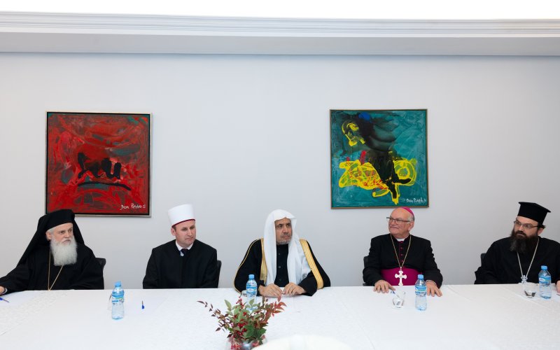 Meja bundar para pemimpin agama Albania menjamu Yang Mulia Sekretaris Jenderal LMD, Ketua Asosiasi Ulama Muslim, Syekh Dr. Mohammed Alissa