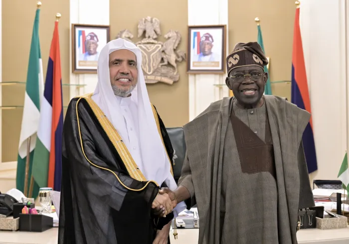 Yang Mulia Presiden Republik Federal Nigeria sekaligus Panglima Tertinggi Angkatan Bersenjata, Bapak Bola Ahmed Tinubu, menerima kunjungan Yang Mulia Sekretaris Jenderal LMD, Syekh Dr. Mohammed Al-Issa, di Istana Kepresidenan di ibu kota, "Abuja"
