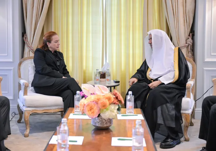 التقى معالي الأمين العام، رئيسُ هيئة علماء المسلمين، فضيلةُ الشيخ د.⁧‫محمد العيسى‬⁩ ‬⁩، في مقرّ إقامة فضيلته بمدينة “نيويورك"، المرشحةَ لمنصب الأمين العام للأُمَم المُتّحدة، السيدة ماريا إسبينوزا